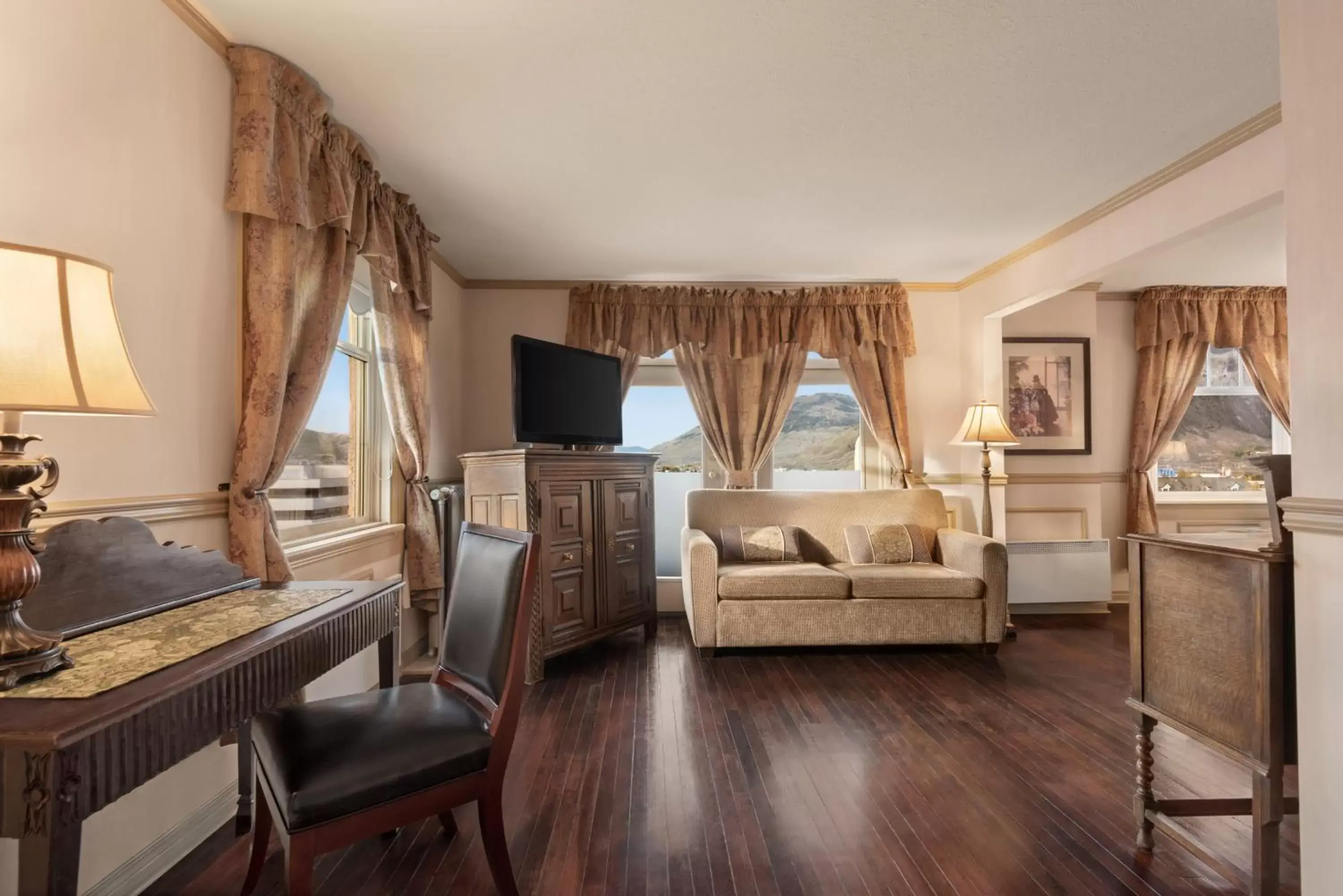 One-Bedroom King Suite - Non-Smoking in The Plaza Hotel Downtown, Trademark Collection by Wyndham One-Bedroom King Suite - Non-Smoking in The Plaza Hotel Downtown, Trademark Collection by Wyndham