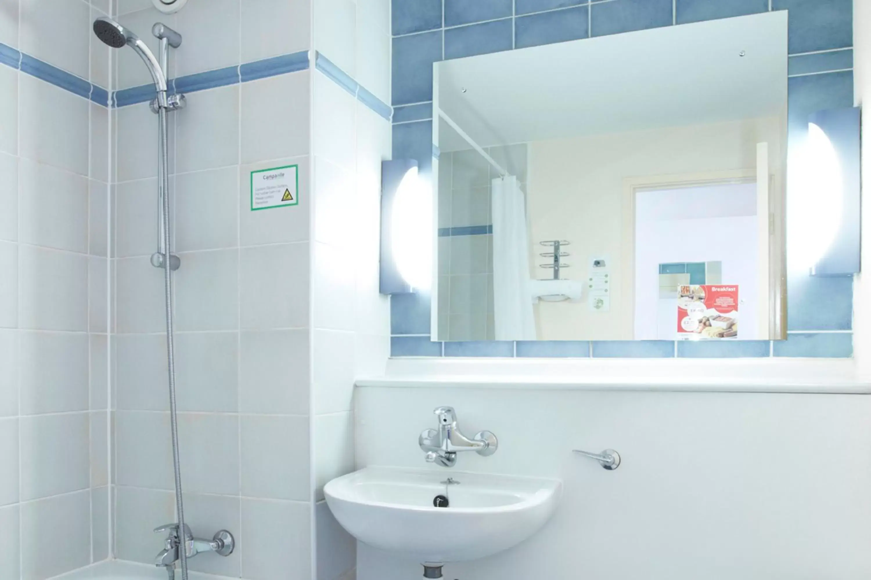 Double Room in Campanile Hotel Dartford Double Room in Campanile Hotel Dartford