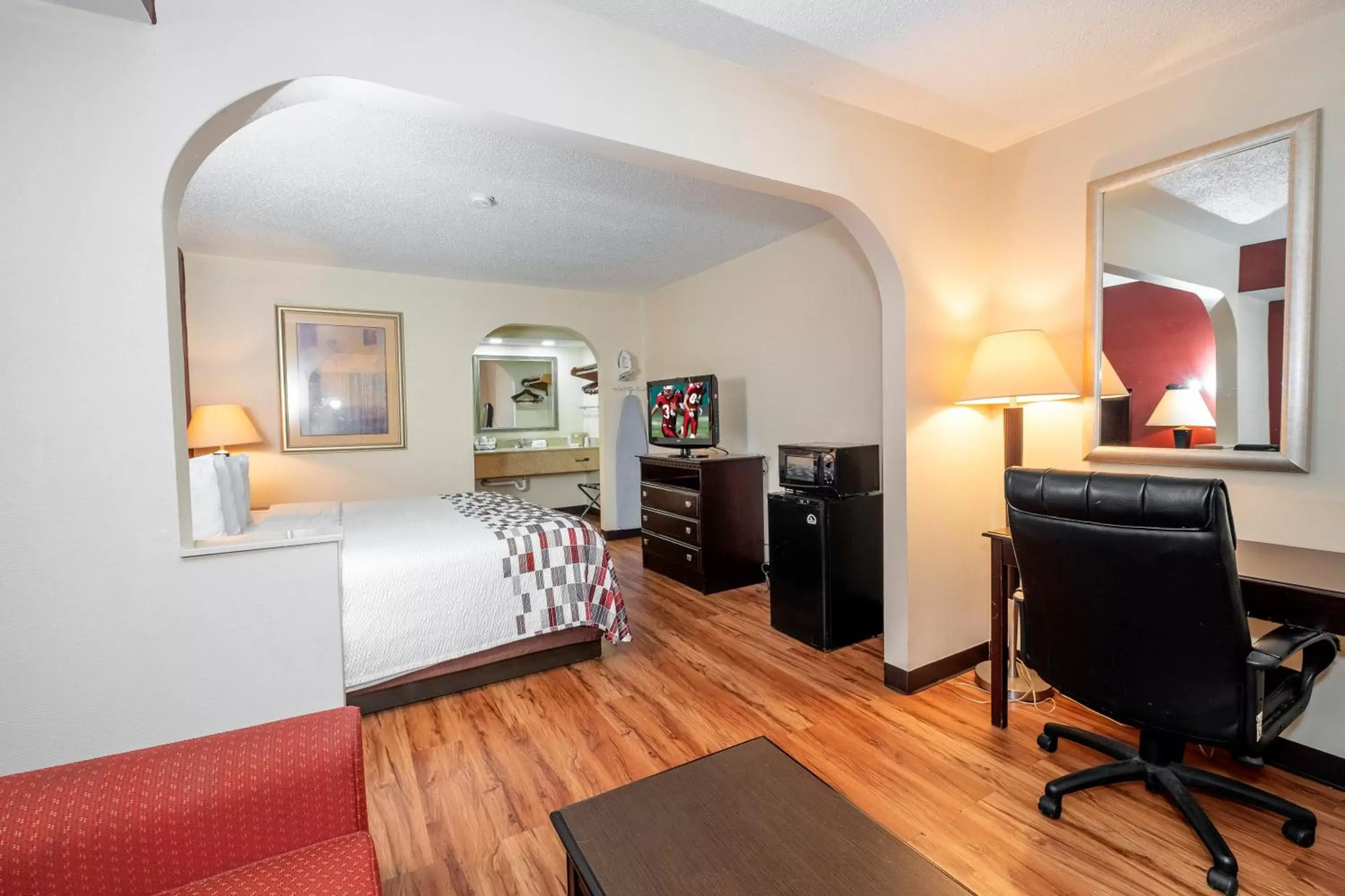 Suite King Room Smoking in Red Roof Inn & Suites Oxford Suite King Room Smoking in Red Roof Inn & Suites Oxford