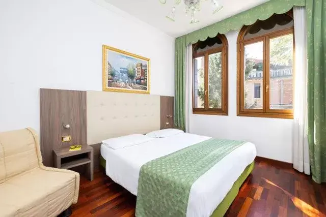 Double Room with Extra Bed in Hotel Villa Cipro Double Room with Extra Bed in Hotel Villa Cipro