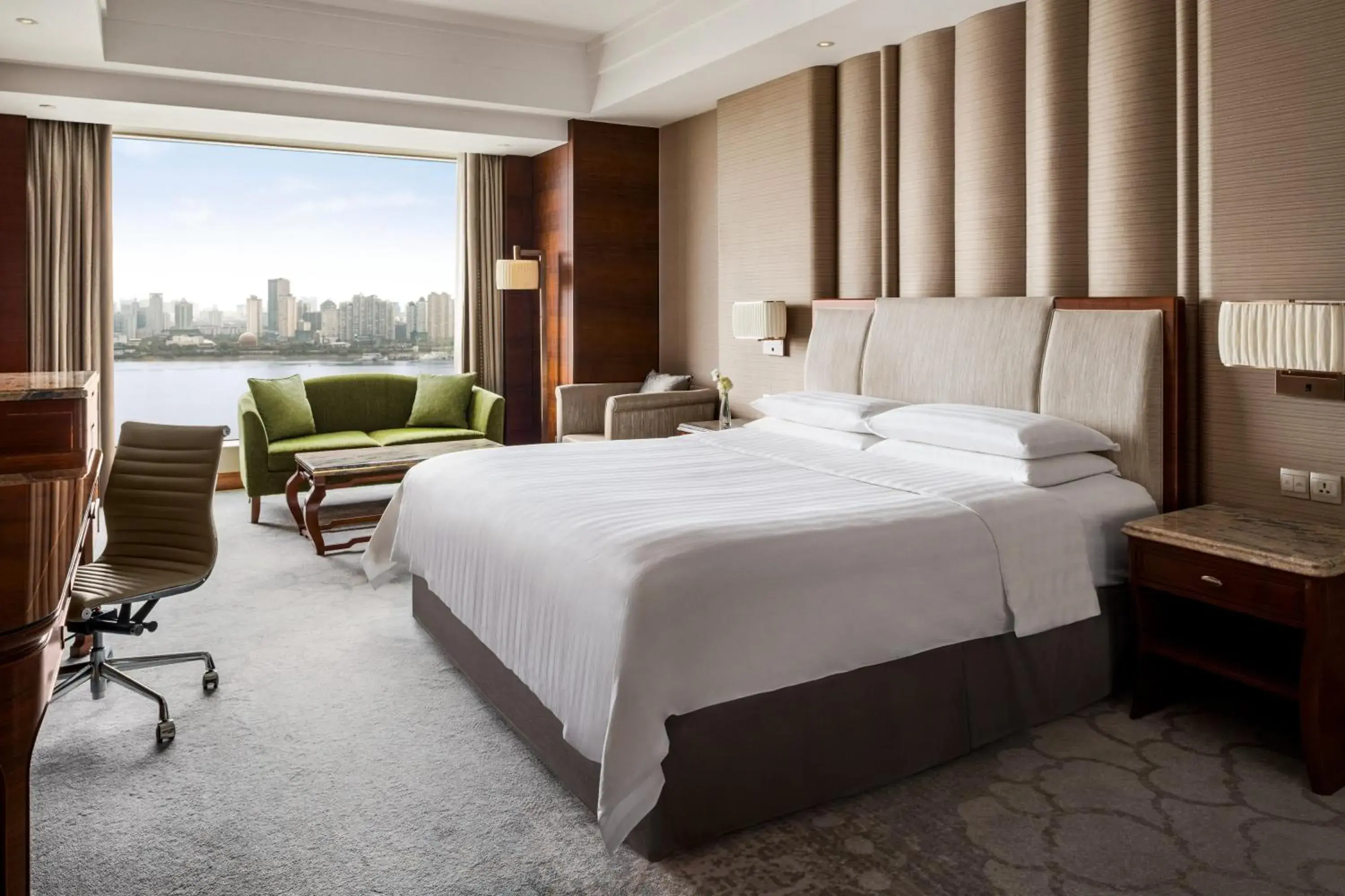 Executive King Room with River View in Shangri-La Nanchang丨All room offer river views Just one stop from the Pavilion of Prince Teng Executive King Room with River View in Shangri-La Nanchang丨All room offer river views Just one stop from the Pavilion of Prince Teng