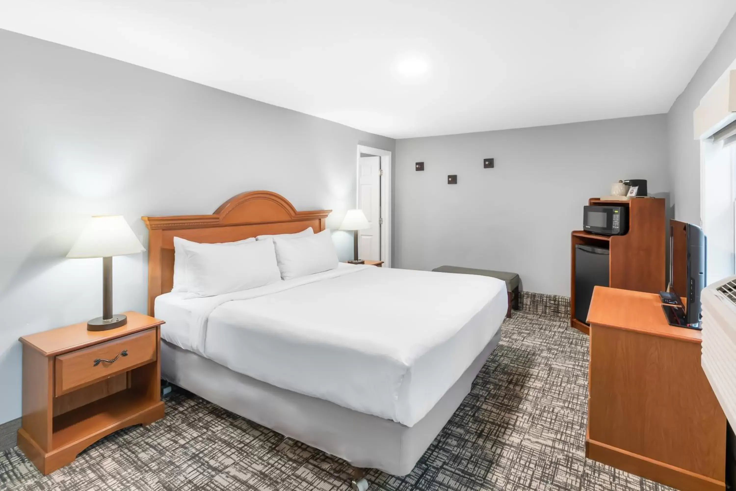 Standard Roadside King Room in Top Notch Inn Standard Roadside King Room in Top Notch Inn