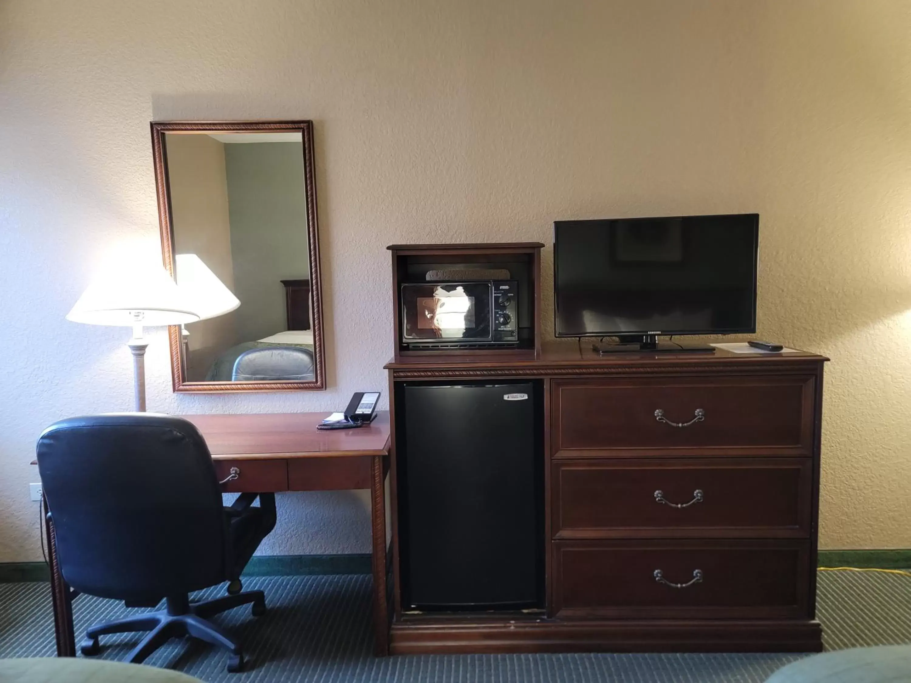 Queen Room - Disability Access - Non-Smoking in Bay Mountain Inn Cherokee Smoky Mountains Queen Room - Disability Access - Non-Smoking in Bay Mountain Inn Cherokee Smoky Mountains