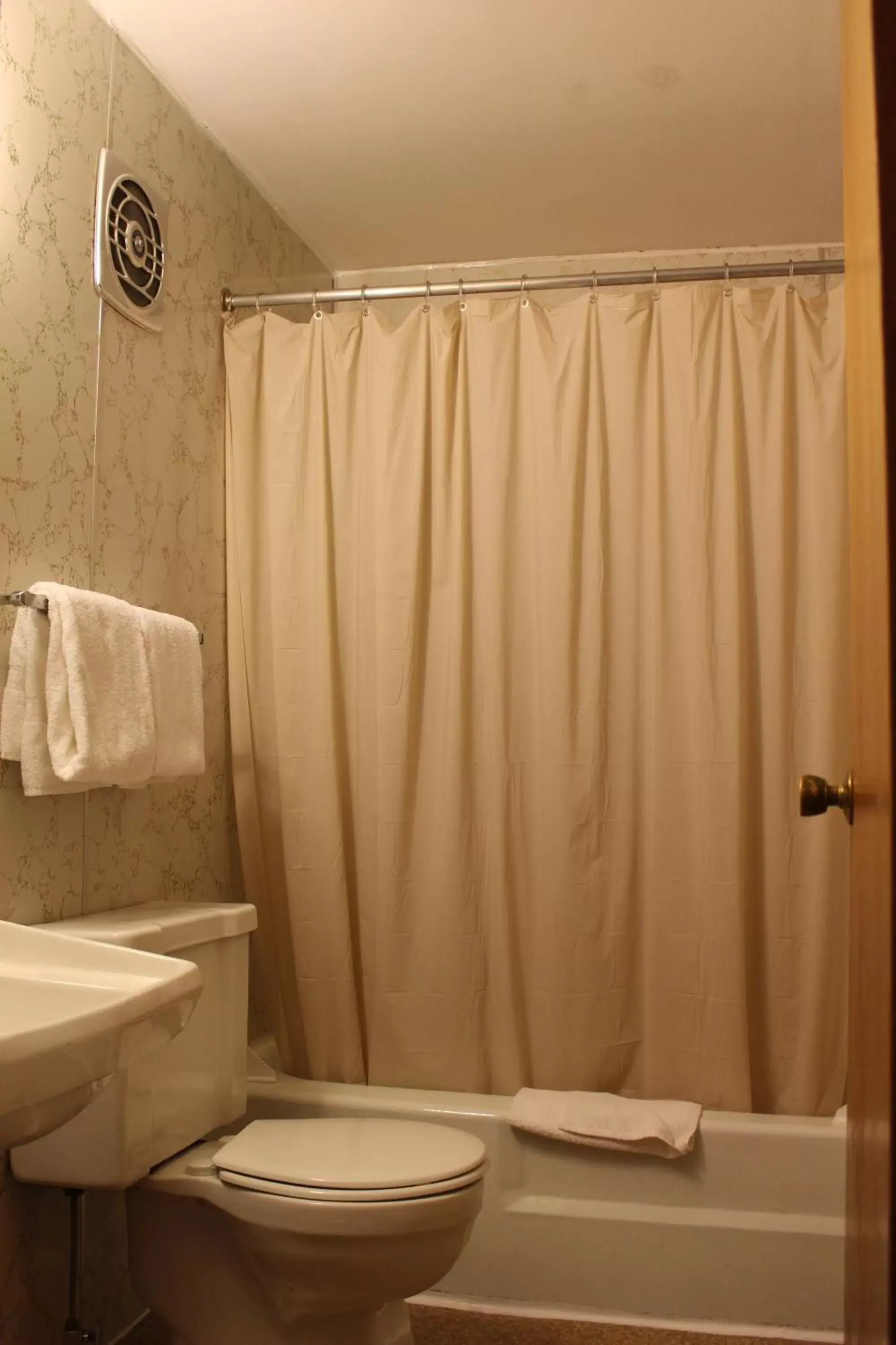 Queen Room in Inn 32 Queen Room in Inn 32