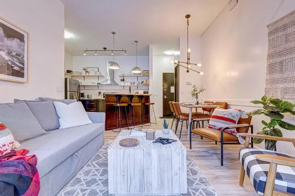 Mountain Retreat, Pool & Hot Tub, BBQ, Patio, King Bed, Sleeps 6! Mountain Retreat, Pool & Hot Tub, BBQ, Patio, King Bed, Sleeps 6!