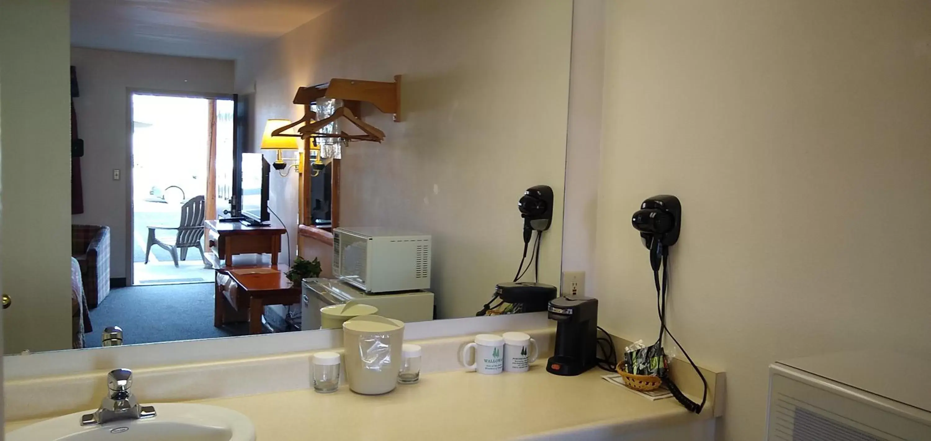 Deluxe Queen Room in Ponderosa Motel Deluxe Queen Room in Ponderosa Motel