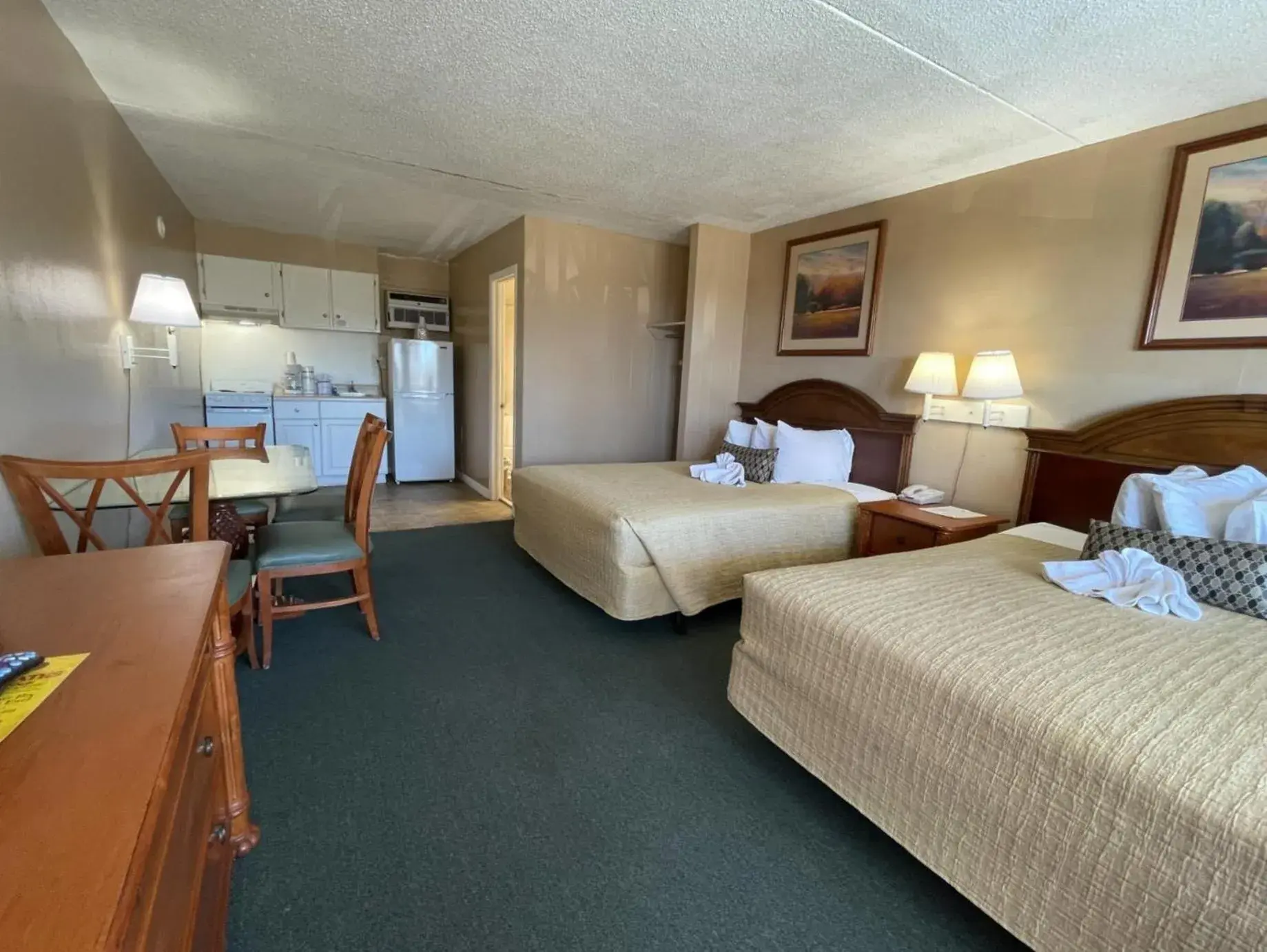 Non-Oceanfront Double Queen Room in Oceanfront Viking Motel Non-Oceanfront Double Queen Room in Oceanfront Viking Motel