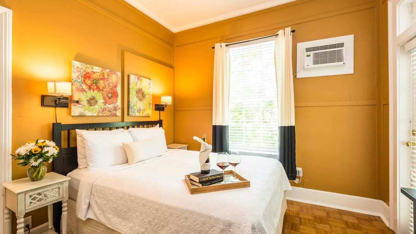 Treetop Room in Old Town Manor Treetop Room in Old Town Manor