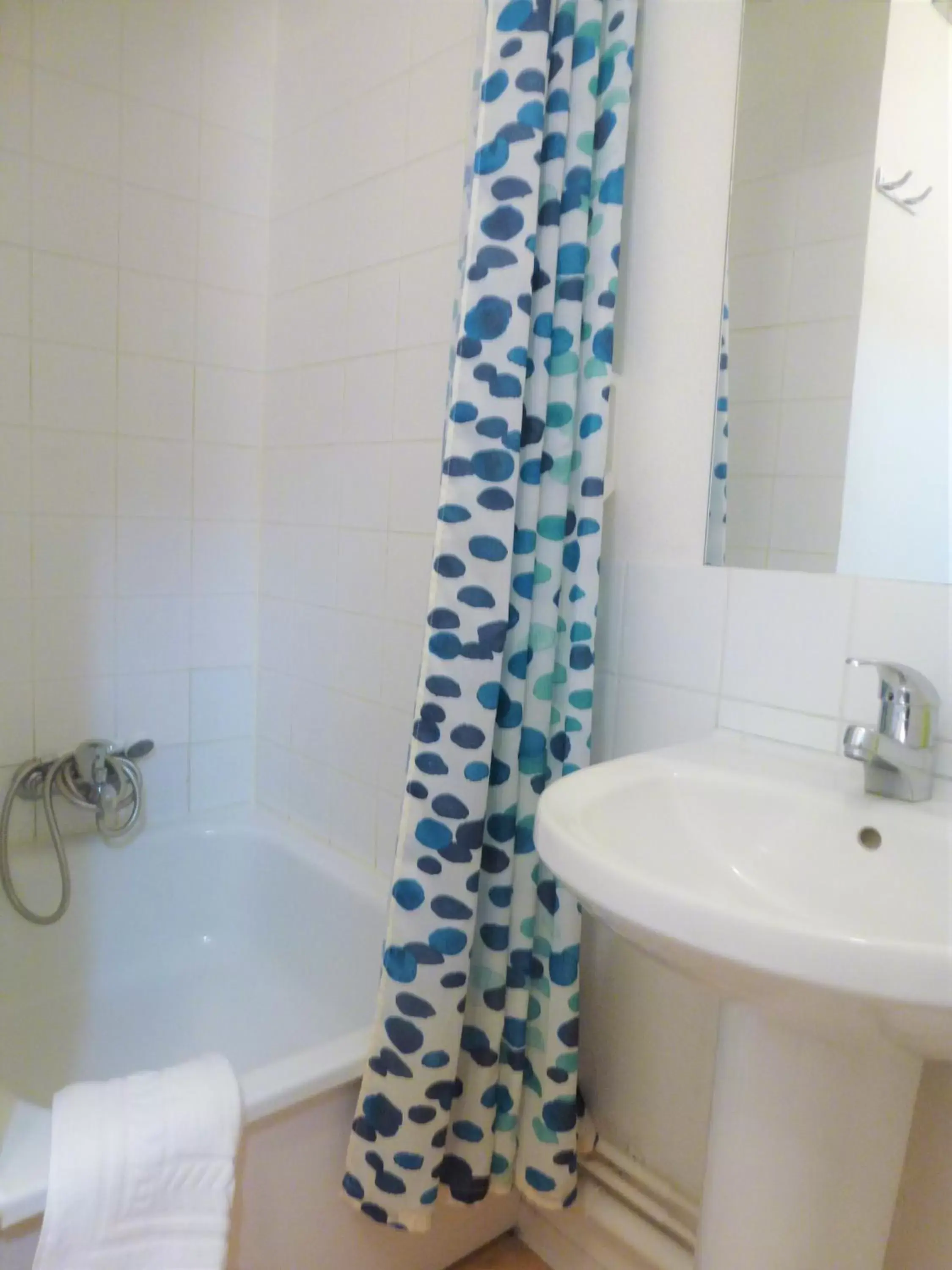 Economy Double Room with carpet floor in Hôtel et Résidence Les Lauréades Clermont-Ferrand Centre Jaude Economy Double Room with carpet floor in Hôtel et Résidence Les Lauréades Clermont-Ferrand Centre Jaude