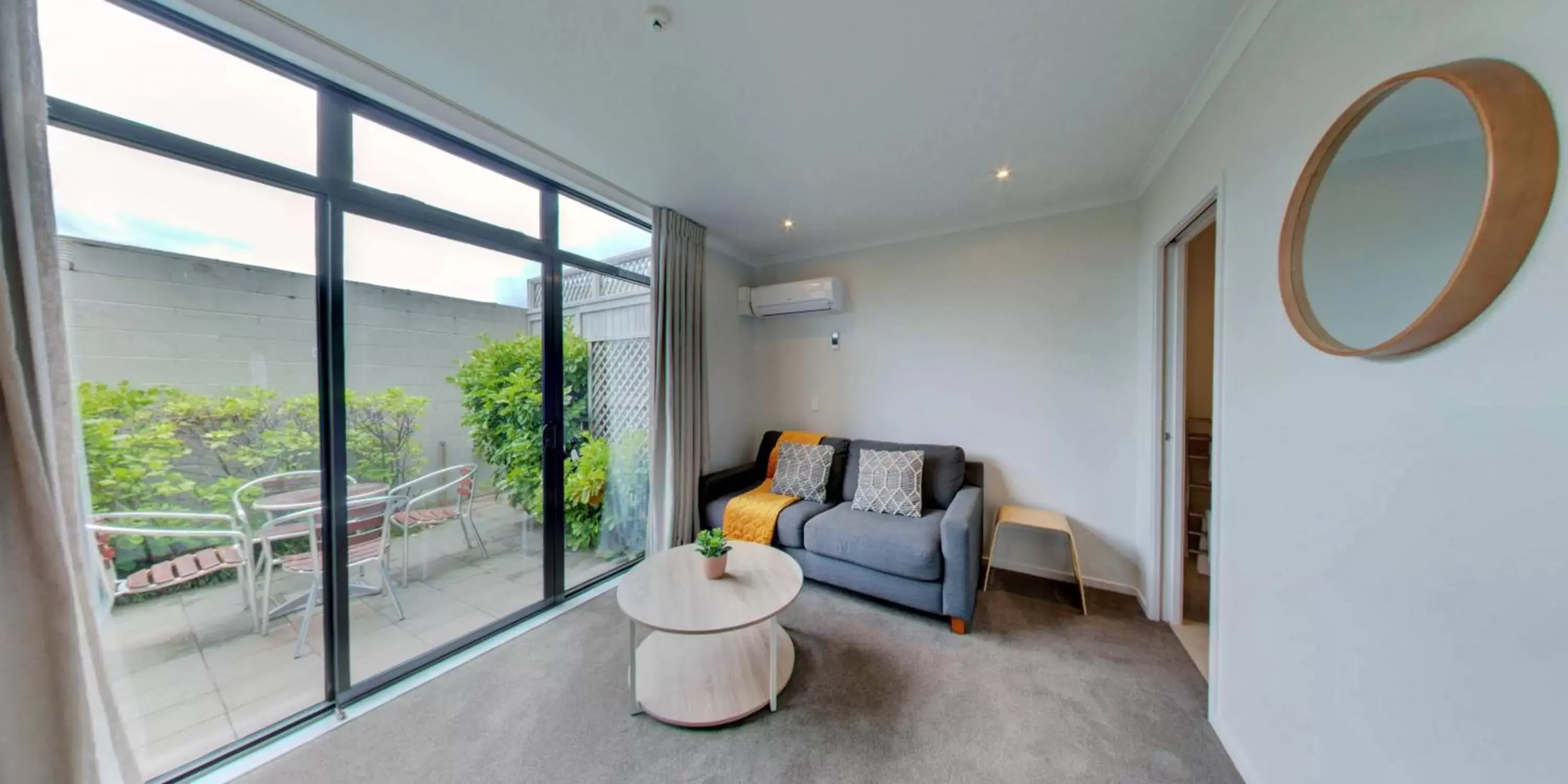 Deluxe Junior Suite in Alpine Lake Motel Deluxe Junior Suite in Alpine Lake Motel