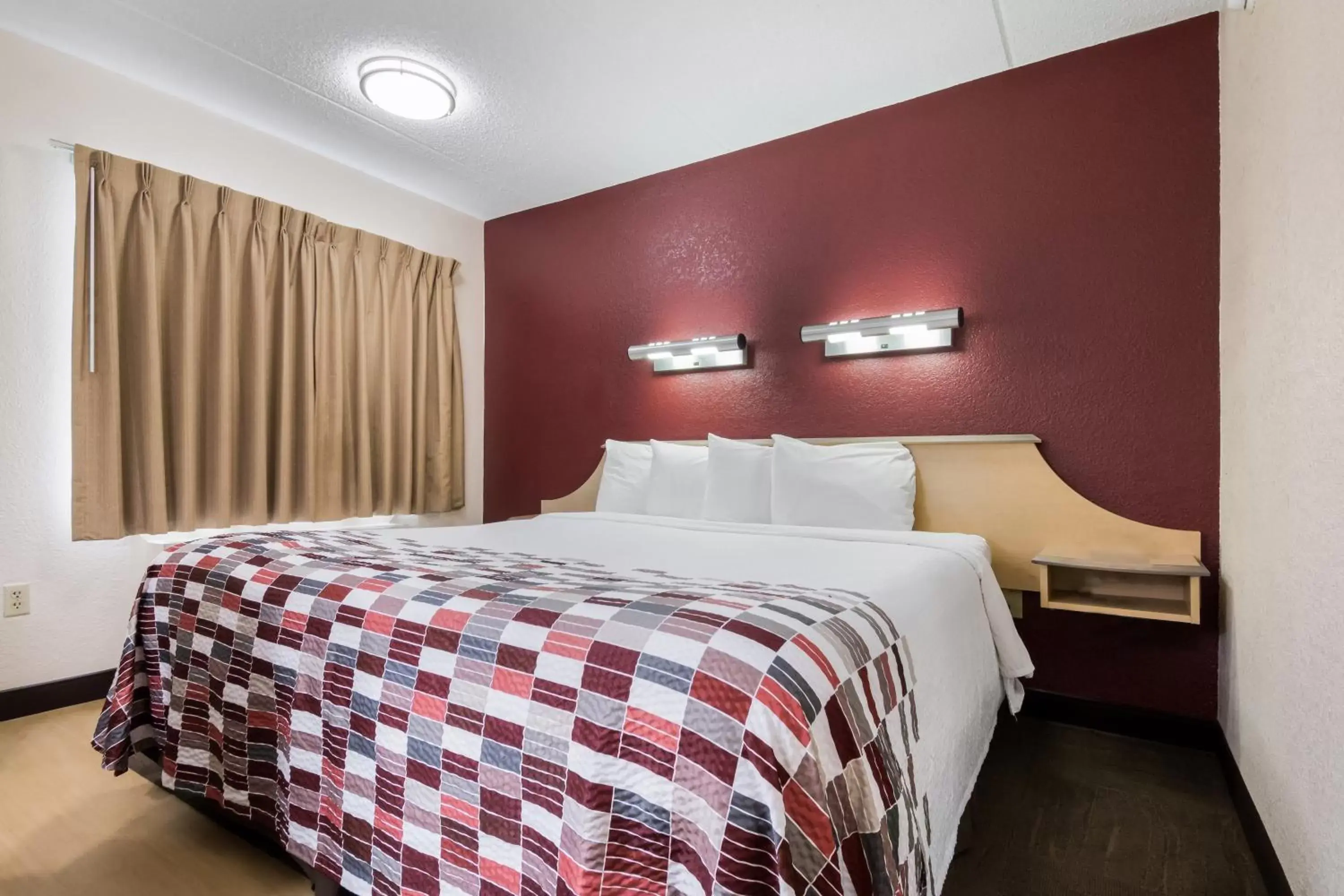 Standard King Room Smoke Free in Red Roof Inn Laredo Standard King Room Smoke Free in Red Roof Inn Laredo