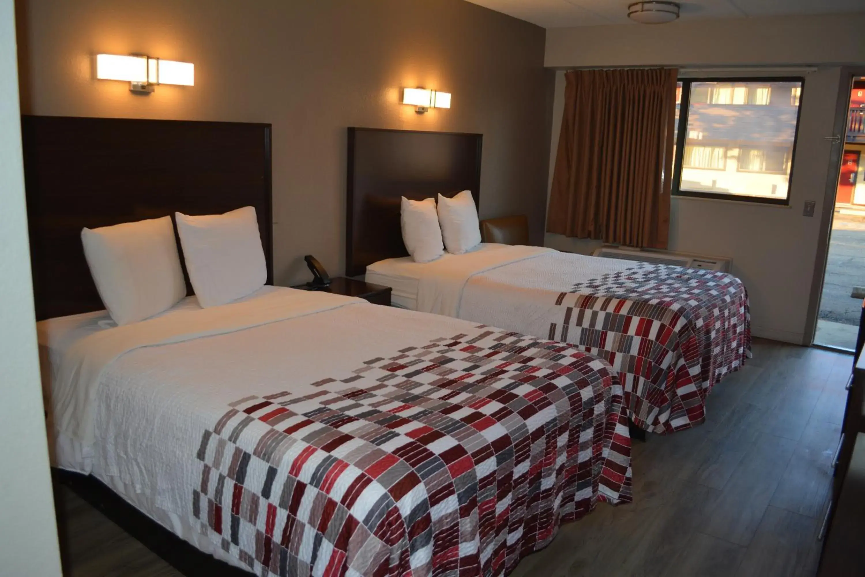 Deluxe Room with Two Queen Beds Non-Smoking in Red Roof Inn Jackson North – Ridgeland Deluxe Room with Two Queen Beds Non-Smoking in Red Roof Inn Jackson North – Ridgeland