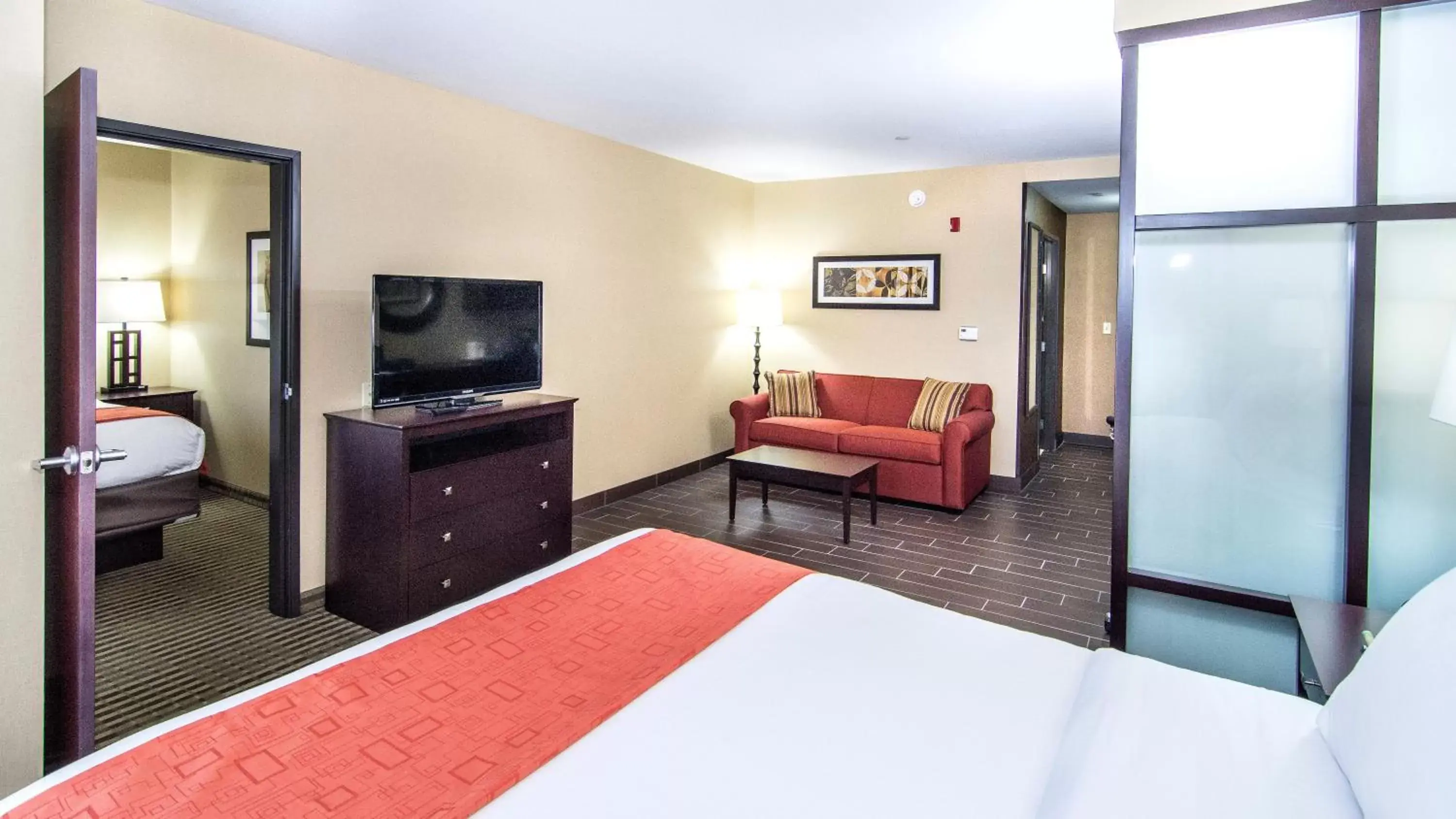 Two-Bedroom Suite with Roll-In Shower - Disability Access in Holiday Inn Express & Suites Elkton - University Area by IHG Two-Bedroom Suite with Roll-In Shower - Disability Access in Holiday Inn Express & Suites Elkton - University Area by IHG