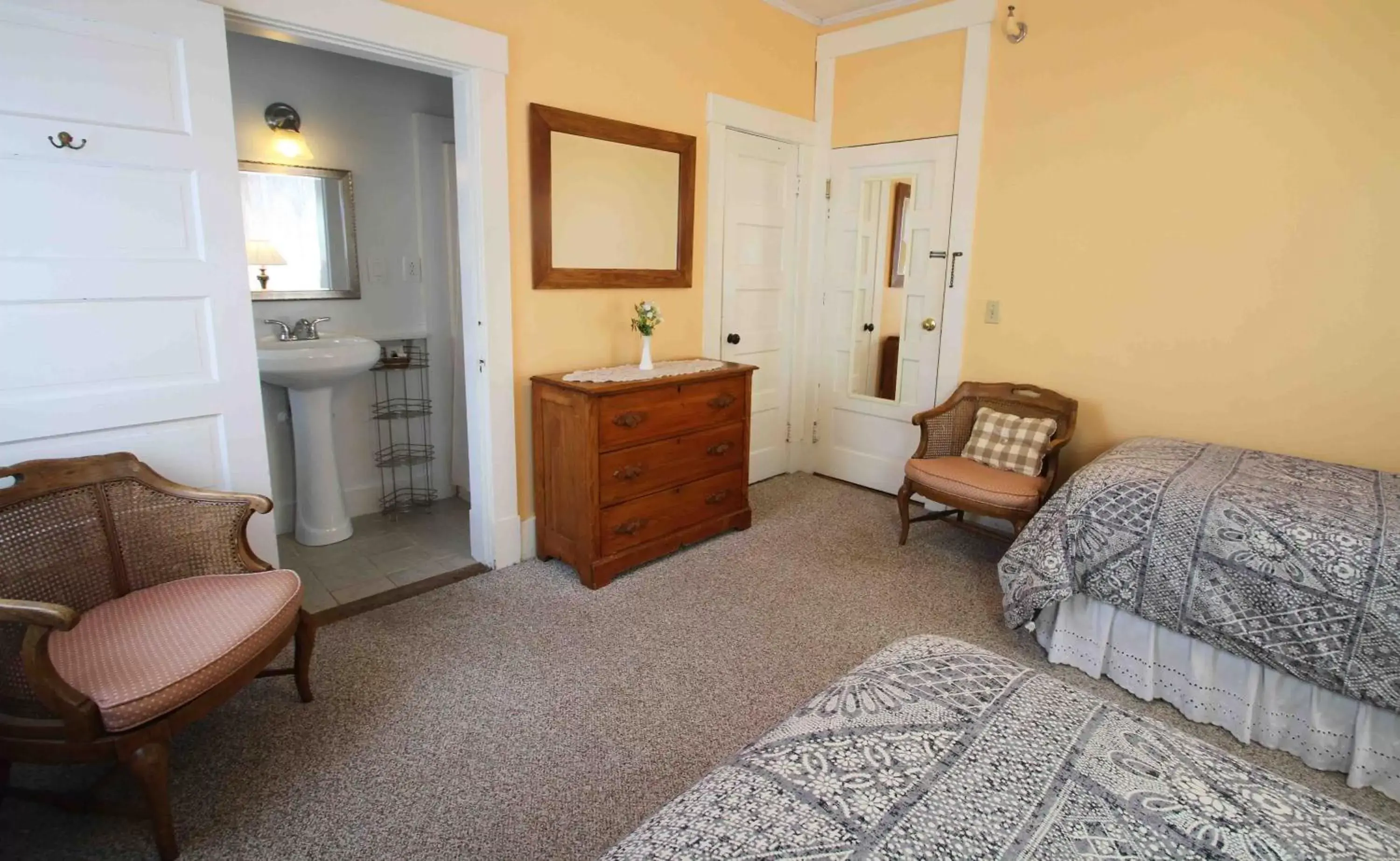 Twin Room with Two Twin Beds in Fullerton Inn & Restaurant Twin Room with Two Twin Beds in Fullerton Inn & Restaurant