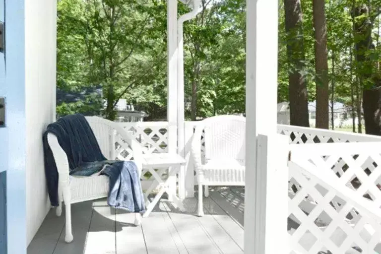 Deluxe King Room in 2 River Road Inn Cottages Deluxe King Room in 2 River Road Inn Cottages