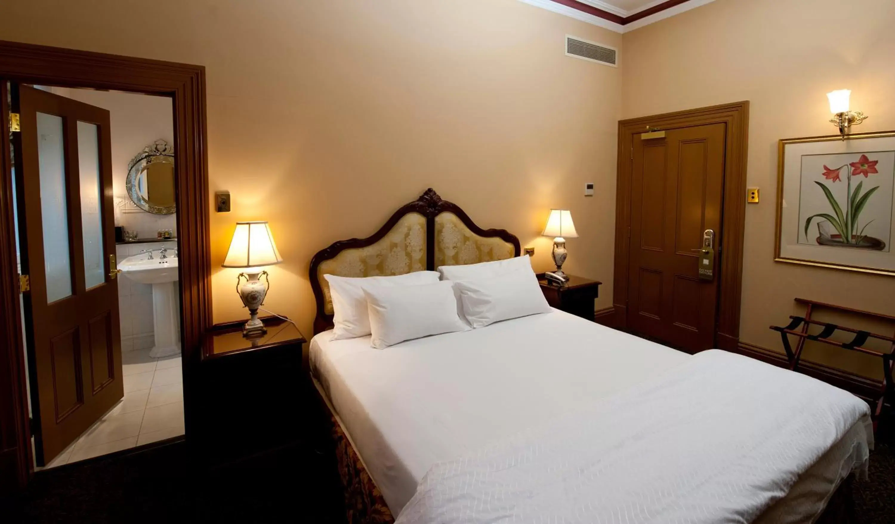 Classic King or Twin Room in Craig's Royal Hotel Classic King or Twin Room in Craig's Royal Hotel