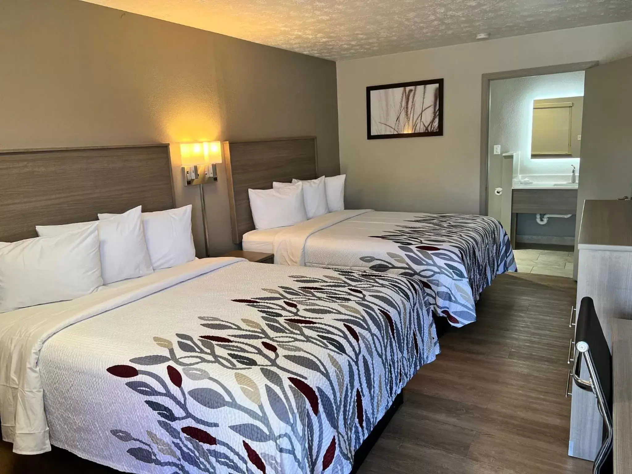 Deluxe Room with Two Queen Beds Non-Smoking in Red Roof Inn Georgetown, KY Deluxe Room with Two Queen Beds Non-Smoking in Red Roof Inn Georgetown, KY