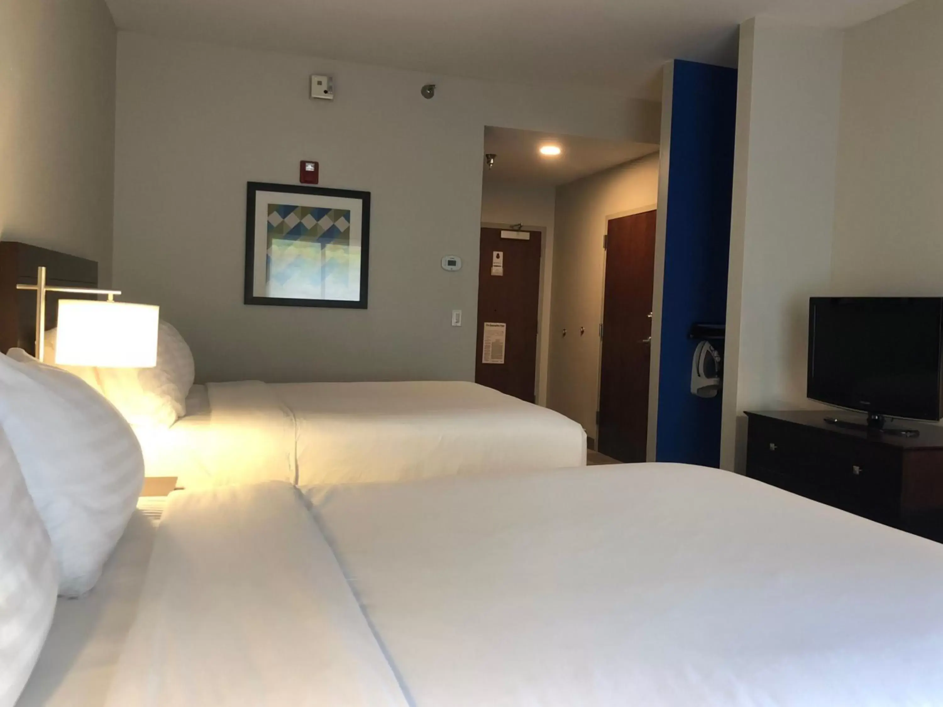 Standard Queen Room with Two Queen Beds and Mobility Accessible Tub in Holiday Inn Express Dayton by IHG Standard Queen Room with Two Queen Beds and Mobility Accessible Tub in Holiday Inn Express Dayton by IHG