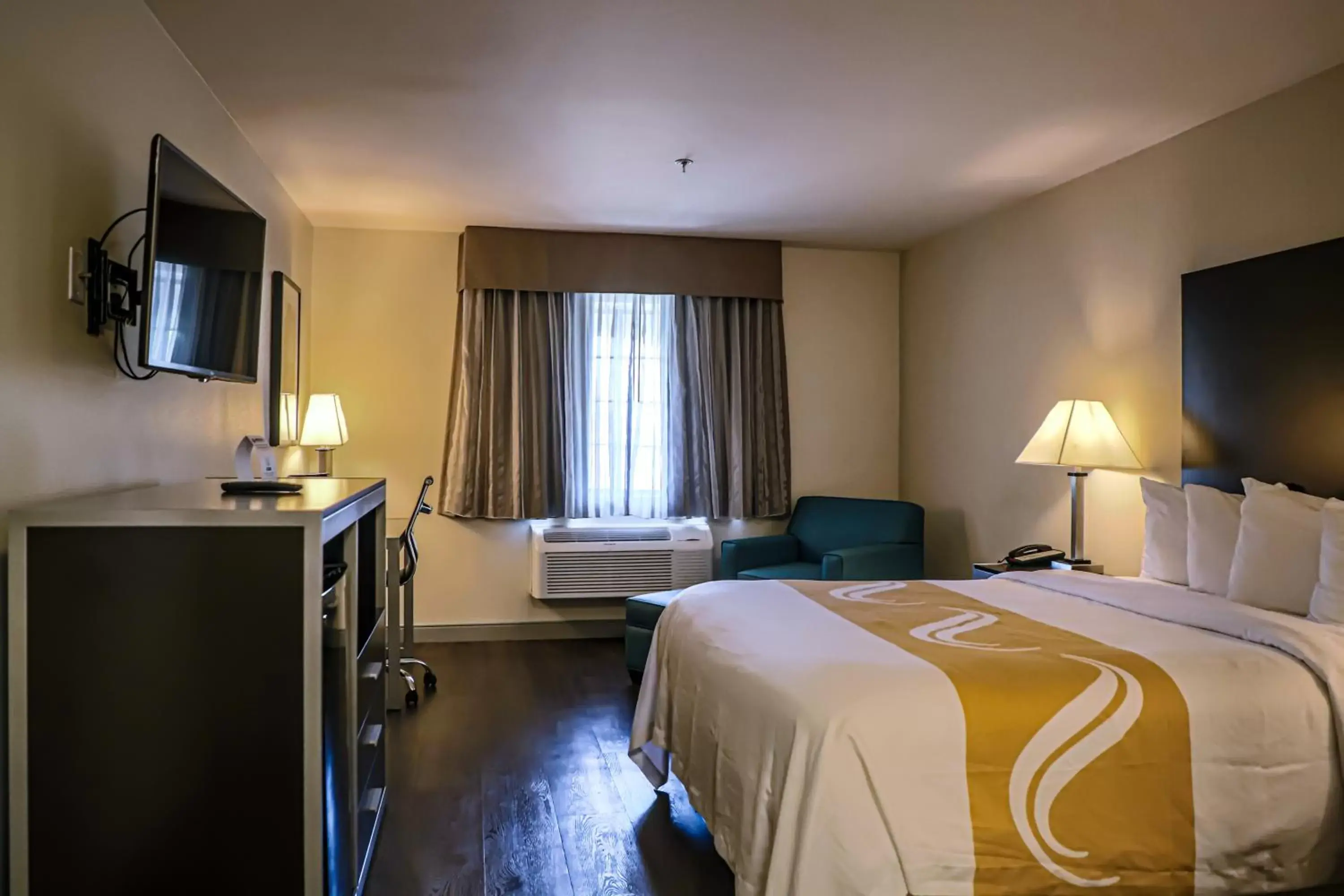 Standard Room, 1 Queen Bed, Non Smoking in Quality Inn & Suites Camarillo-Oxnard Standard Room, 1 Queen Bed, Non Smoking in Quality Inn & Suites Camarillo-Oxnard