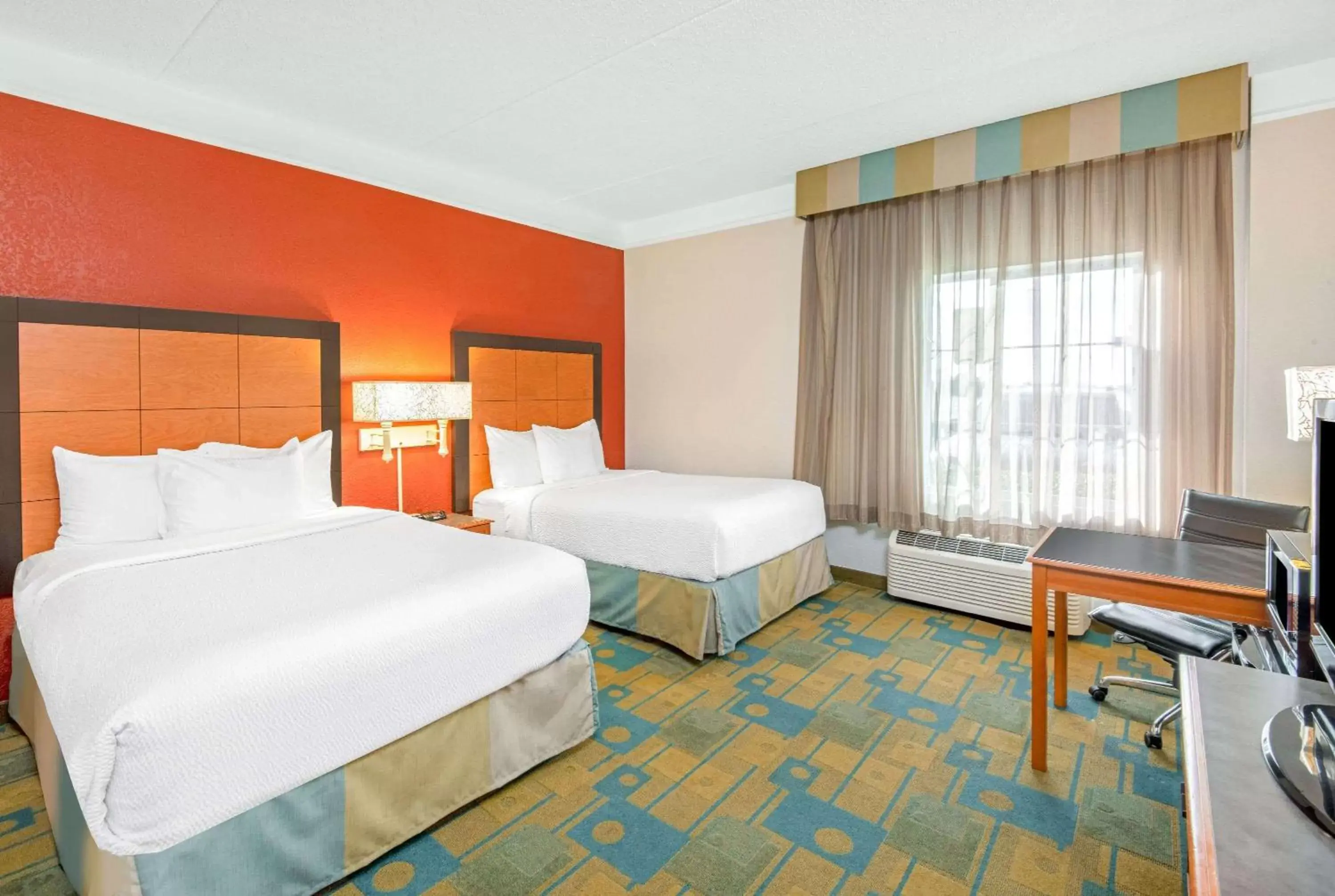 2 Full Bed, Mobility Accessible Room, Bathtub w/ Grab Bars, Non-Smoking in La Quinta by Wyndham Sherman 2 Full Bed, Mobility Accessible Room, Bathtub w/ Grab Bars, Non-Smoking in La Quinta by Wyndham Sherman