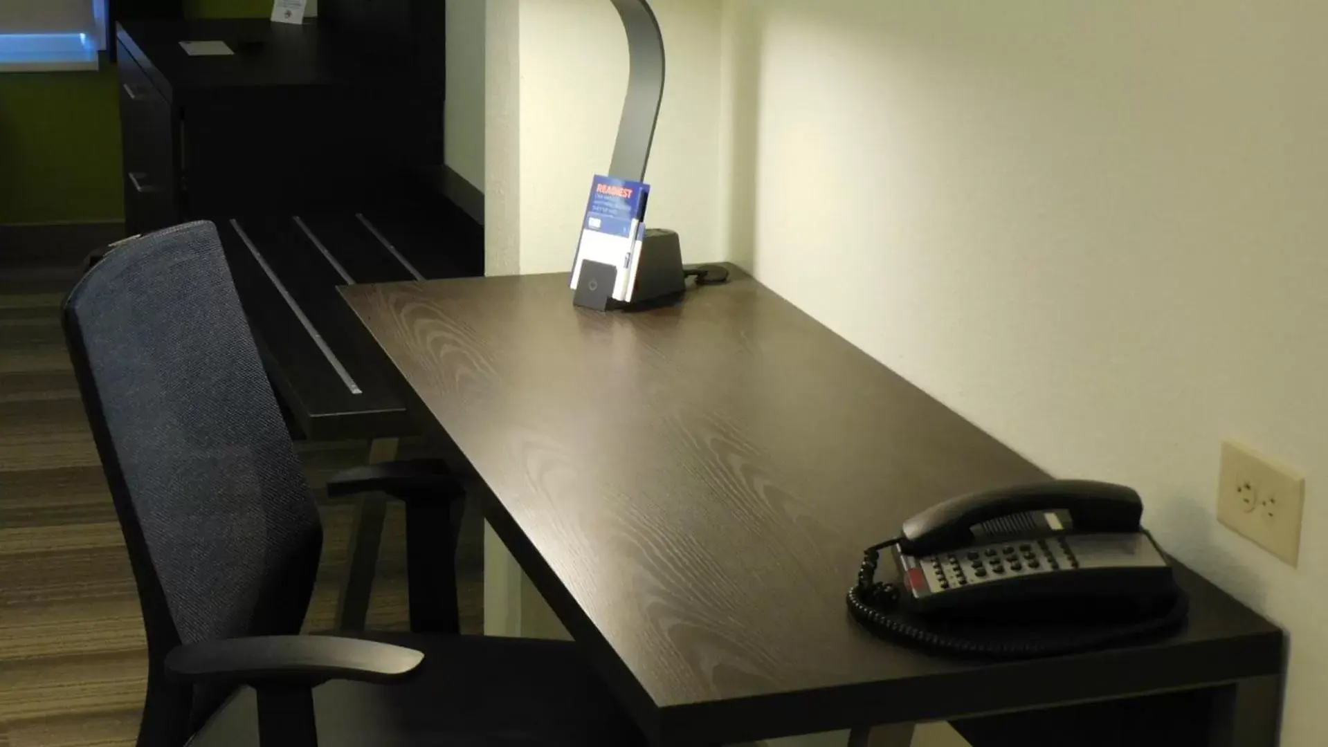 Standard King Room - Non-Smoking in Holiday Inn Express - Coventry S - West Warwick Area, an IHG Hotel Standard King Room - Non-Smoking in Holiday Inn Express - Coventry S - West Warwick Area, an IHG Hotel