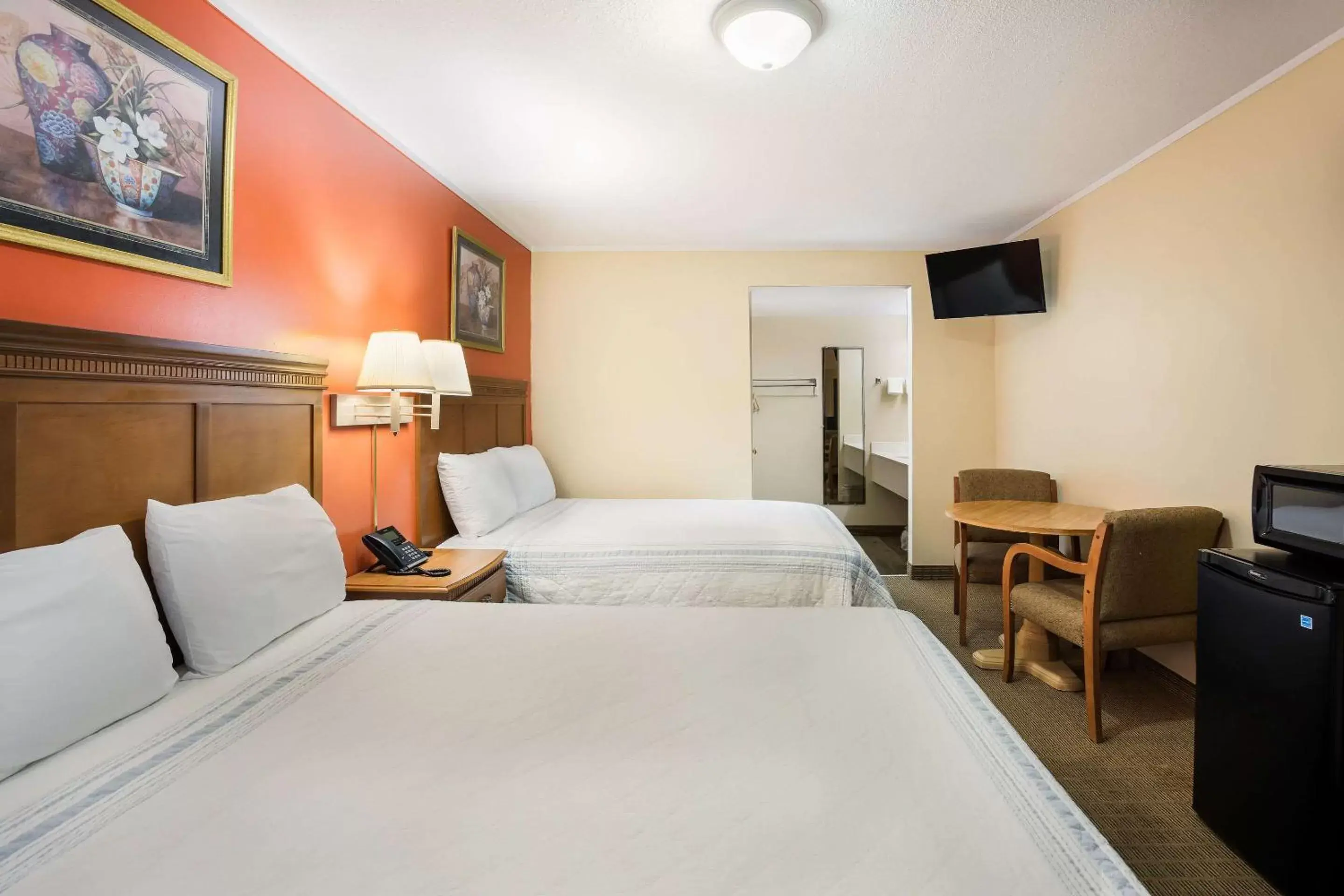 Queen Room with Two Queen Beds - Accessible/Non Smoking in Rodeway Inn Queen Room with Two Queen Beds - Accessible/Non Smoking in Rodeway Inn