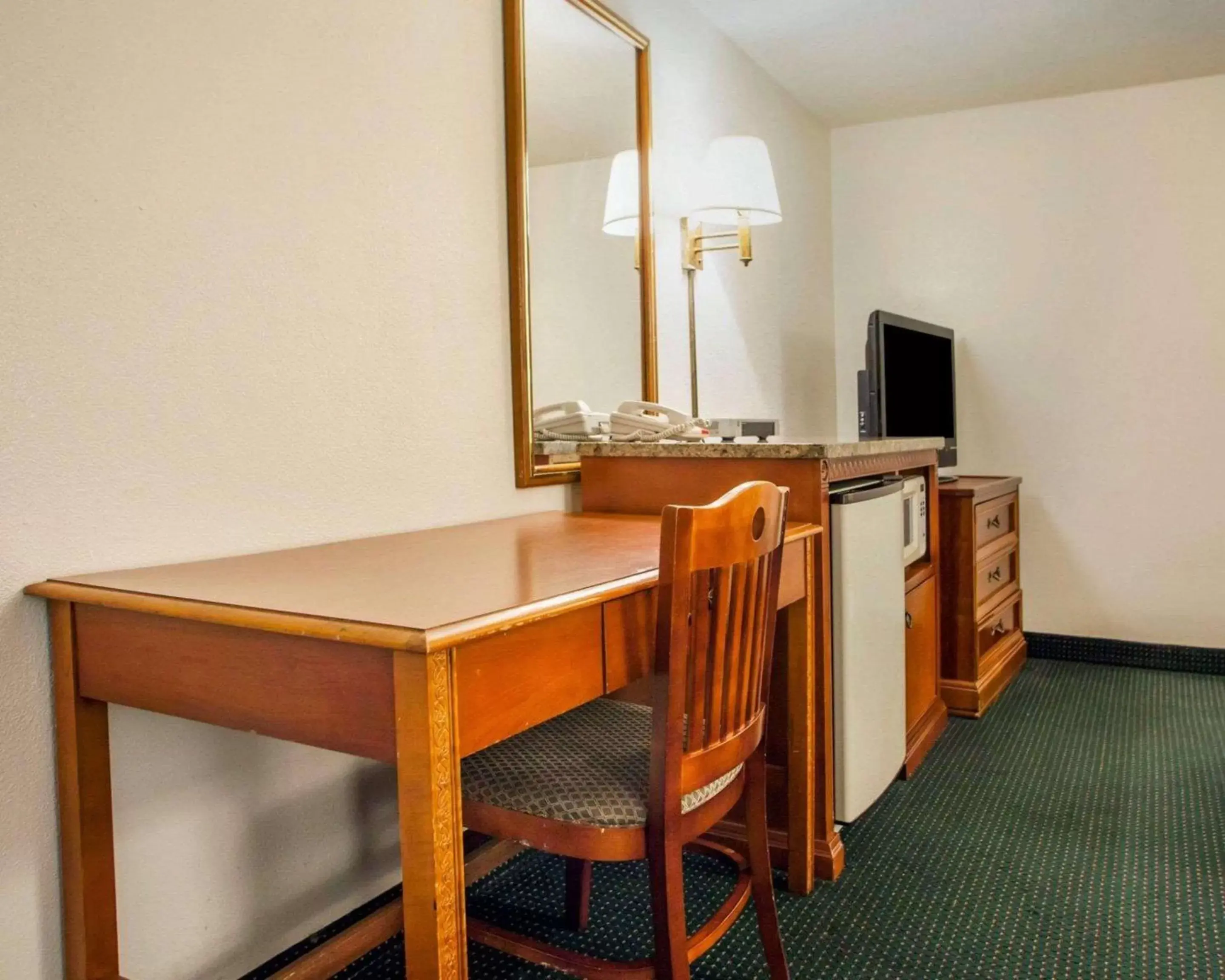 Senior Room with Two Double Beds - Non - Smoking in Econo Lodge Senior Room with Two Double Beds - Non - Smoking in Econo Lodge