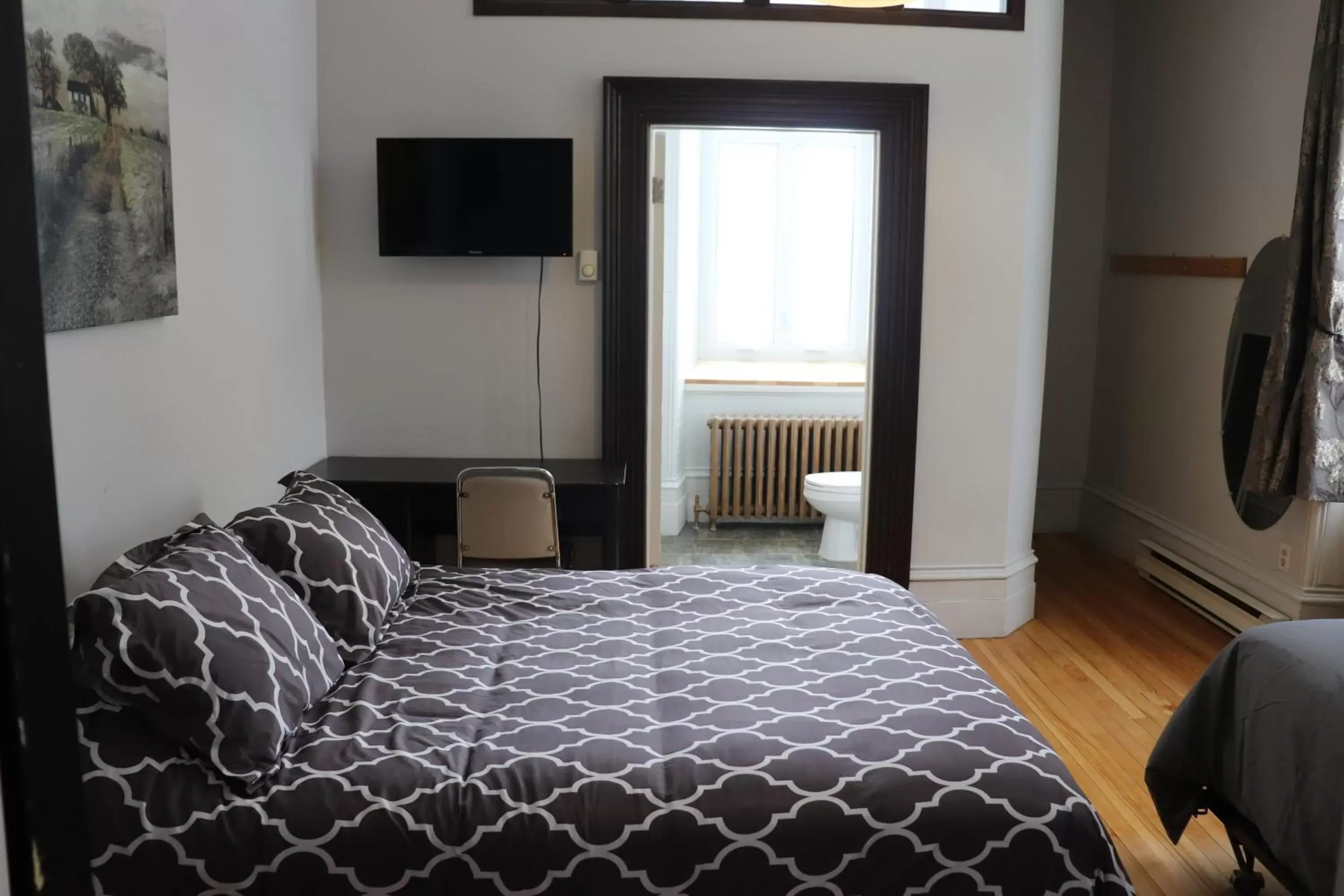 Economy Triple Room with Shared Bathroom in Hôtel le couvent Economy Triple Room with Shared Bathroom in Hôtel le couvent