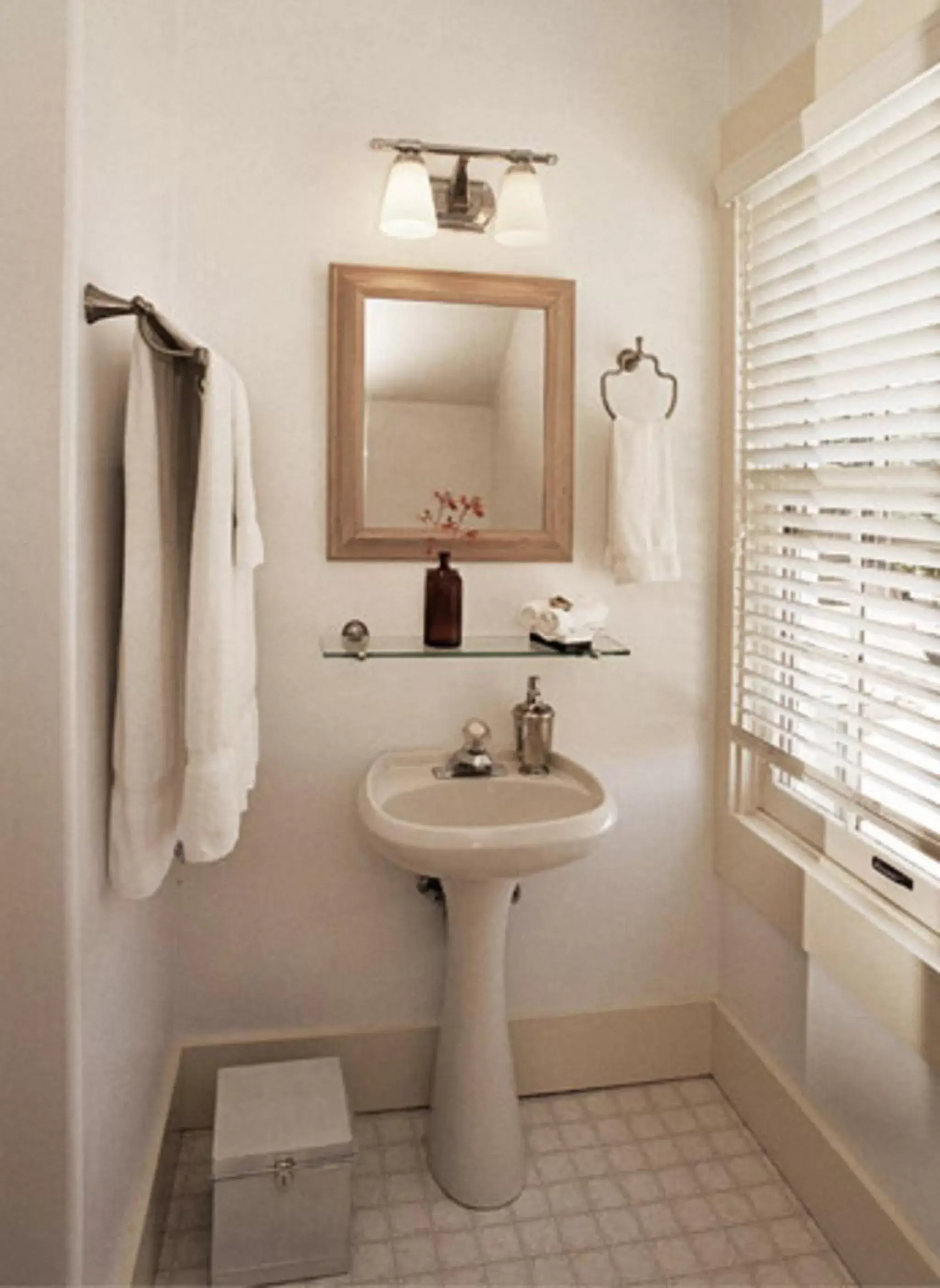 Queen Room in Valley Ford Hotel Queen Room in Valley Ford Hotel