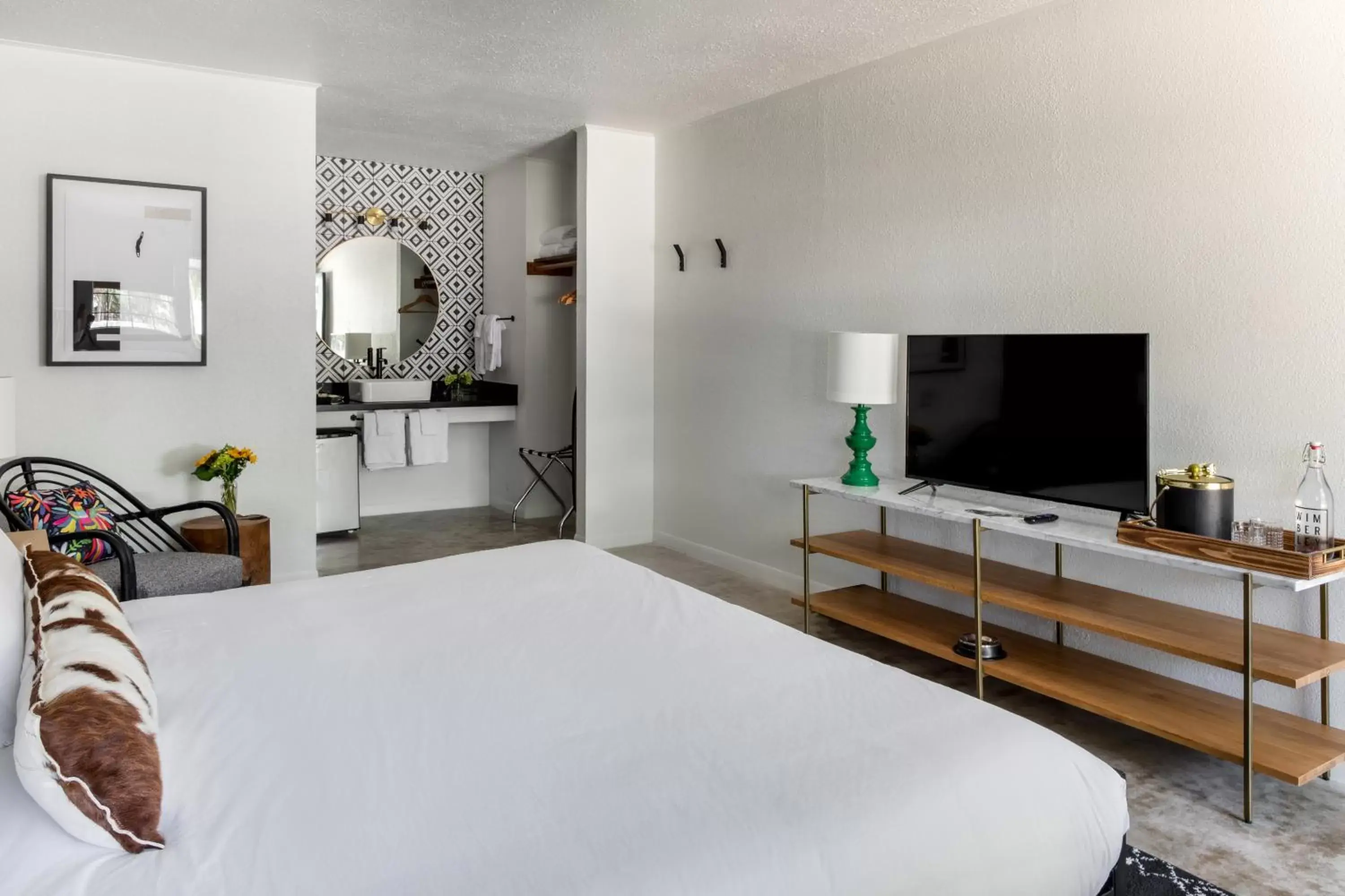 Standard Queen Room in Wimberley Inn & bar Standard Queen Room in Wimberley Inn & bar