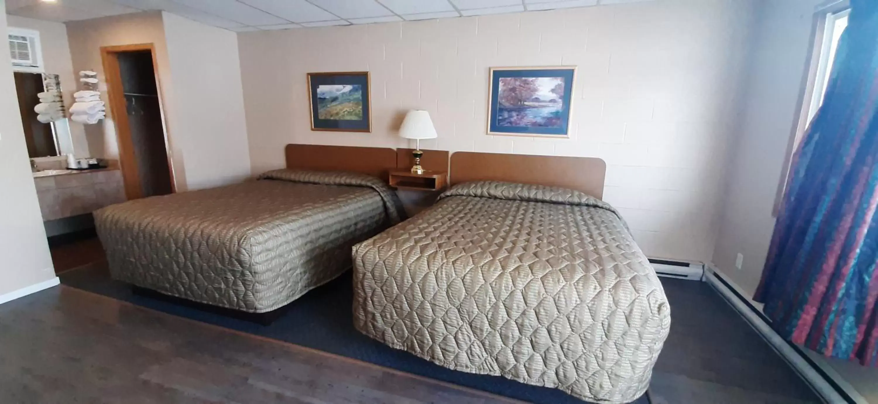Standard Queen Room with Two Queen Beds in Mary's Motel Standard Queen Room with Two Queen Beds in Mary's Motel