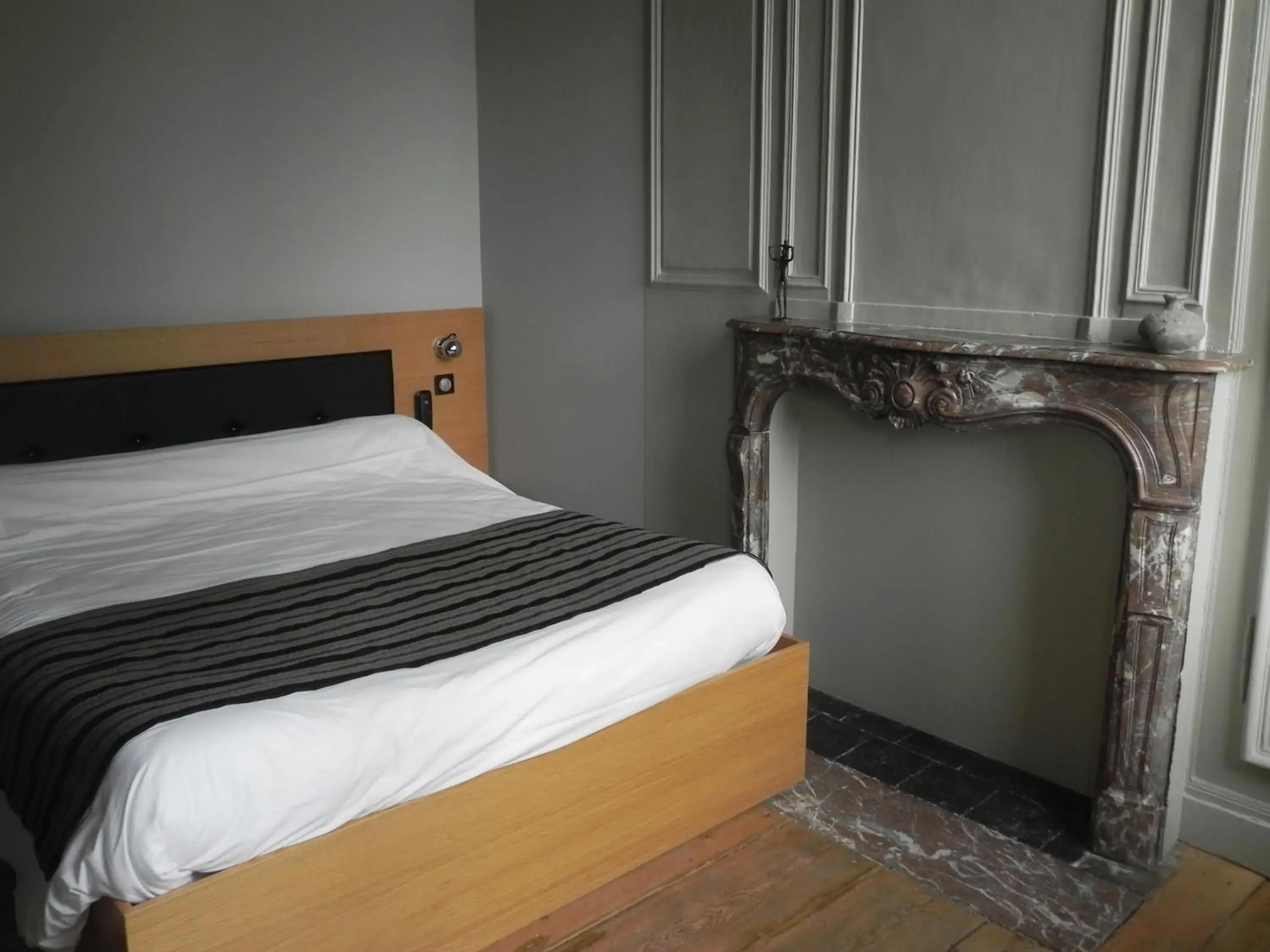 Comfort Single Room in Hôtel - Restaurant Au Tonnelier Comfort Single Room in Hôtel - Restaurant Au Tonnelier