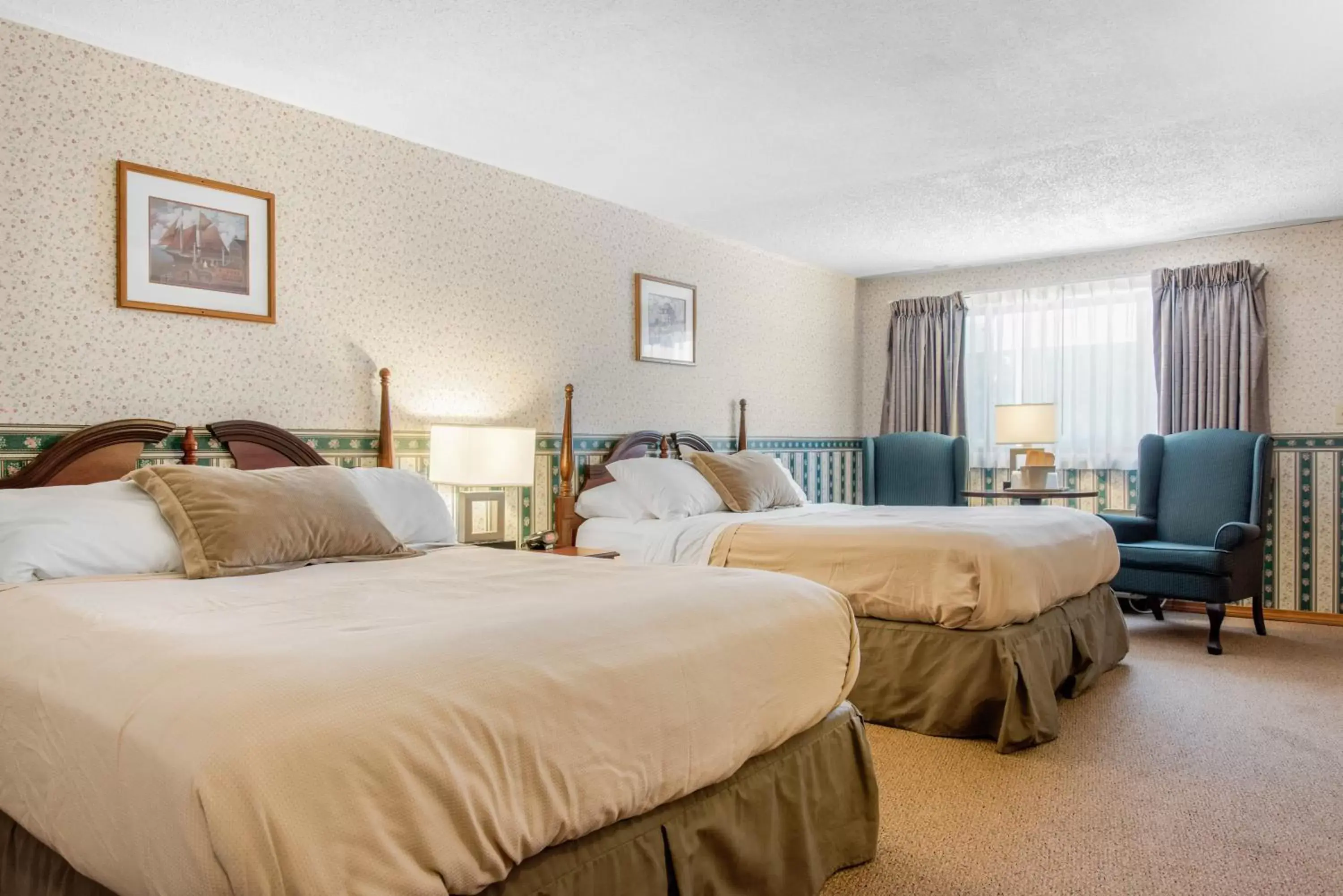 Queen Room with Two Queen Beds - Pet Friendly in Coachman Inn Queen Room with Two Queen Beds - Pet Friendly in Coachman Inn
