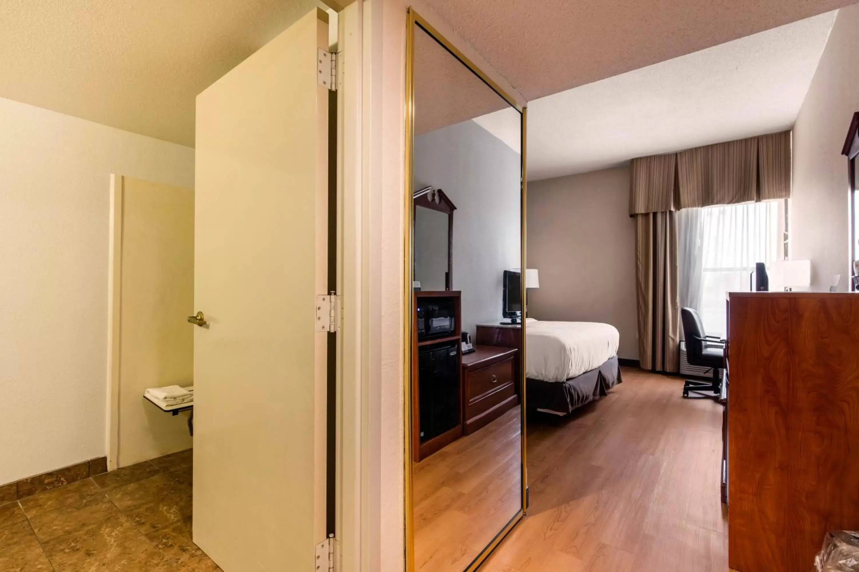 King Room - Disability Access/Non-Smoking in Quality Inn Valley - West Point King Room - Disability Access/Non-Smoking in Quality Inn Valley - West Point