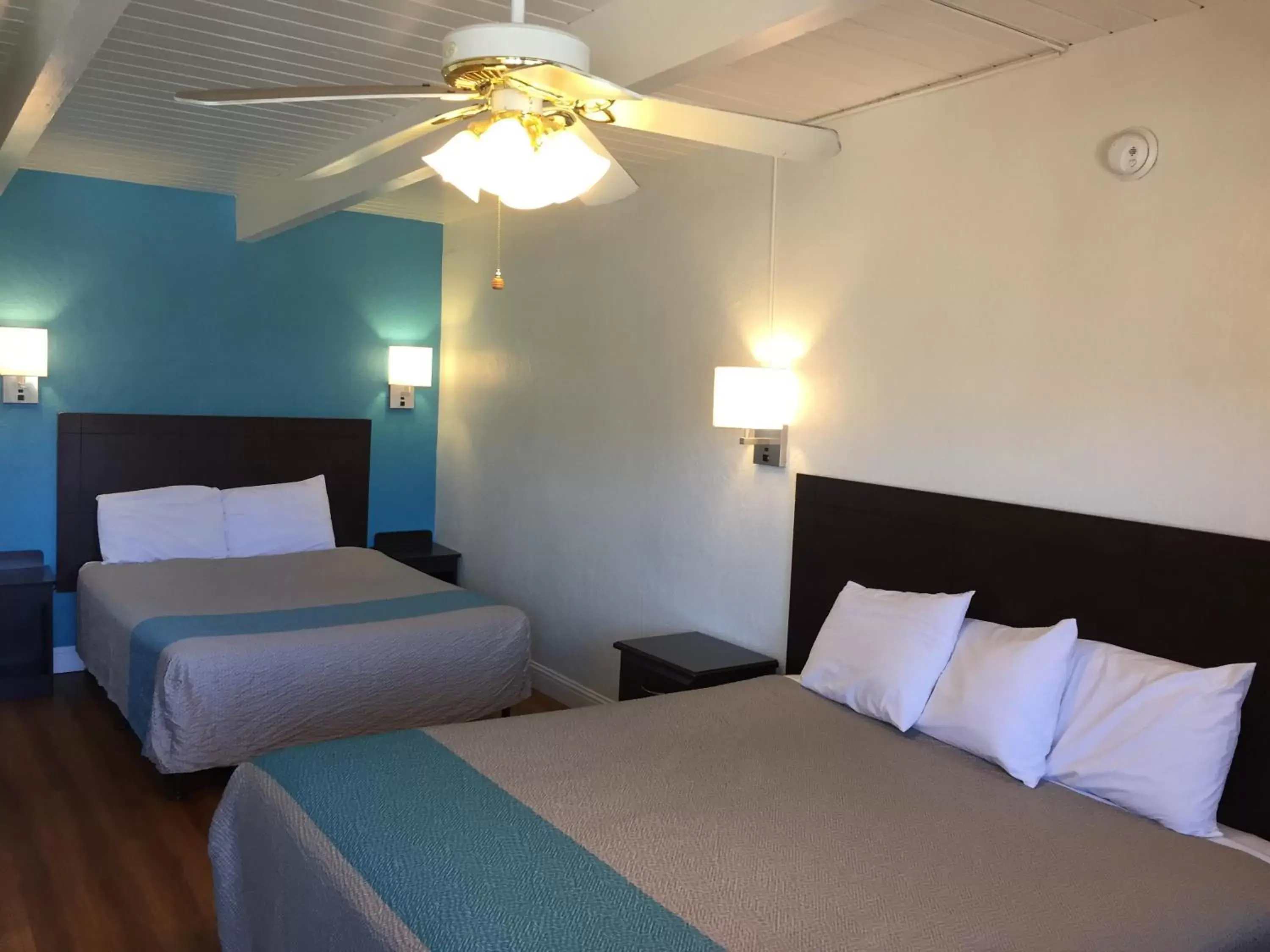 Deluxe Queen Room with Two Queen Beds - Non-Smoking in Motel 6 Pismo Beach CA Pacific Ocean Deluxe Queen Room with Two Queen Beds - Non-Smoking in Motel 6 Pismo Beach CA Pacific Ocean