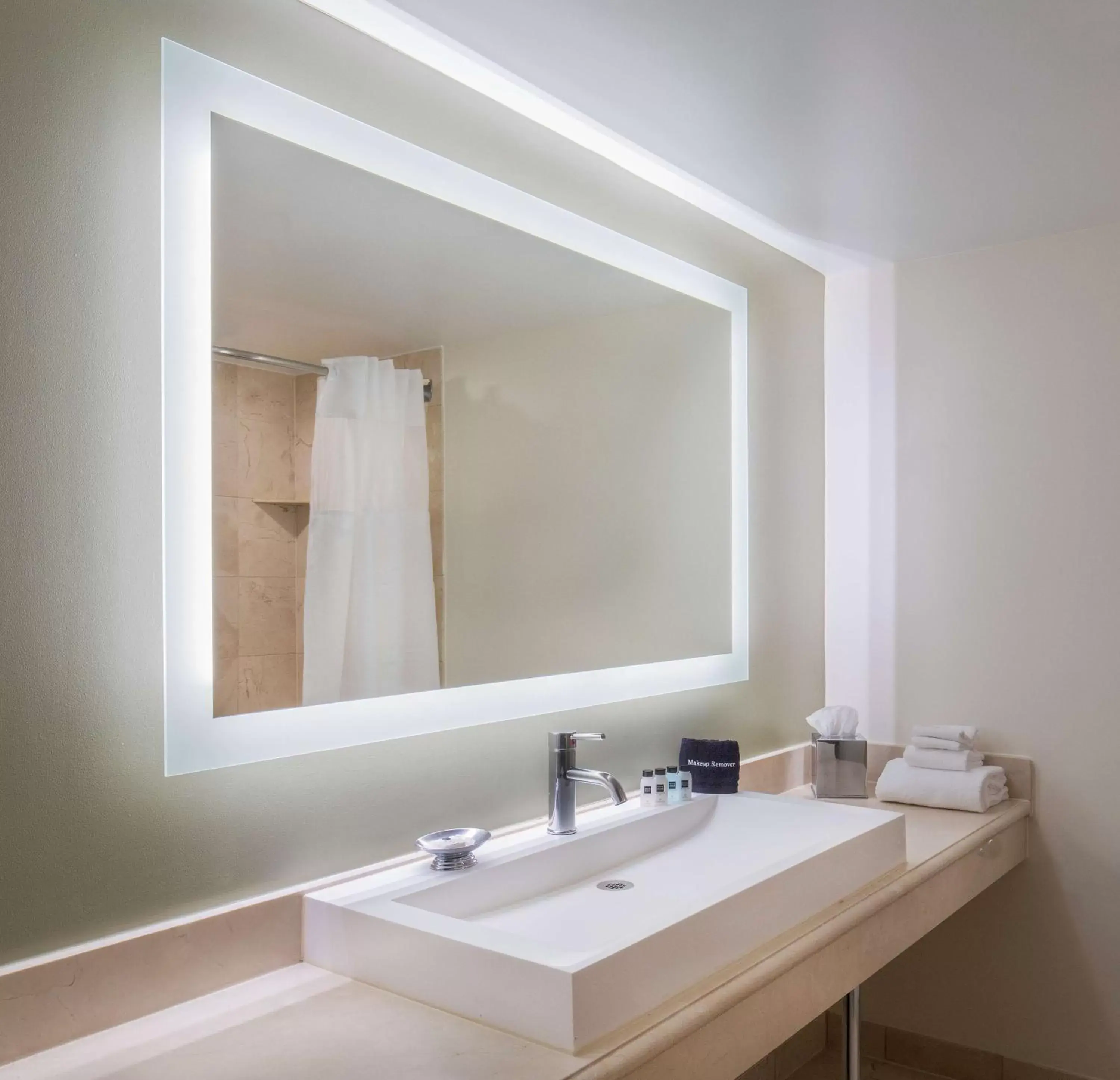 King Room with Batch Tub - Mobility Accessible in Pier 5 Hotel Baltimore King Room with Batch Tub - Mobility Accessible in Pier 5 Hotel Baltimore