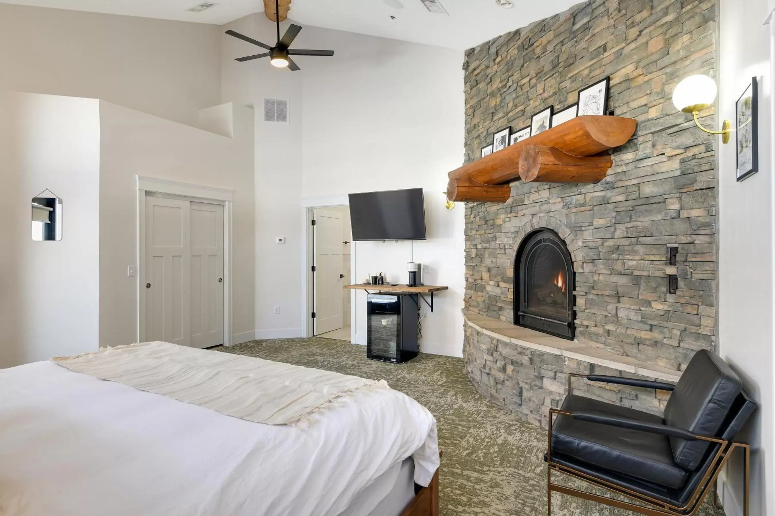 Deluxe Double Room (2 Adults + 1 Child) in Balsam Lake Lodge Deluxe Double Room (2 Adults + 1 Child) in Balsam Lake Lodge