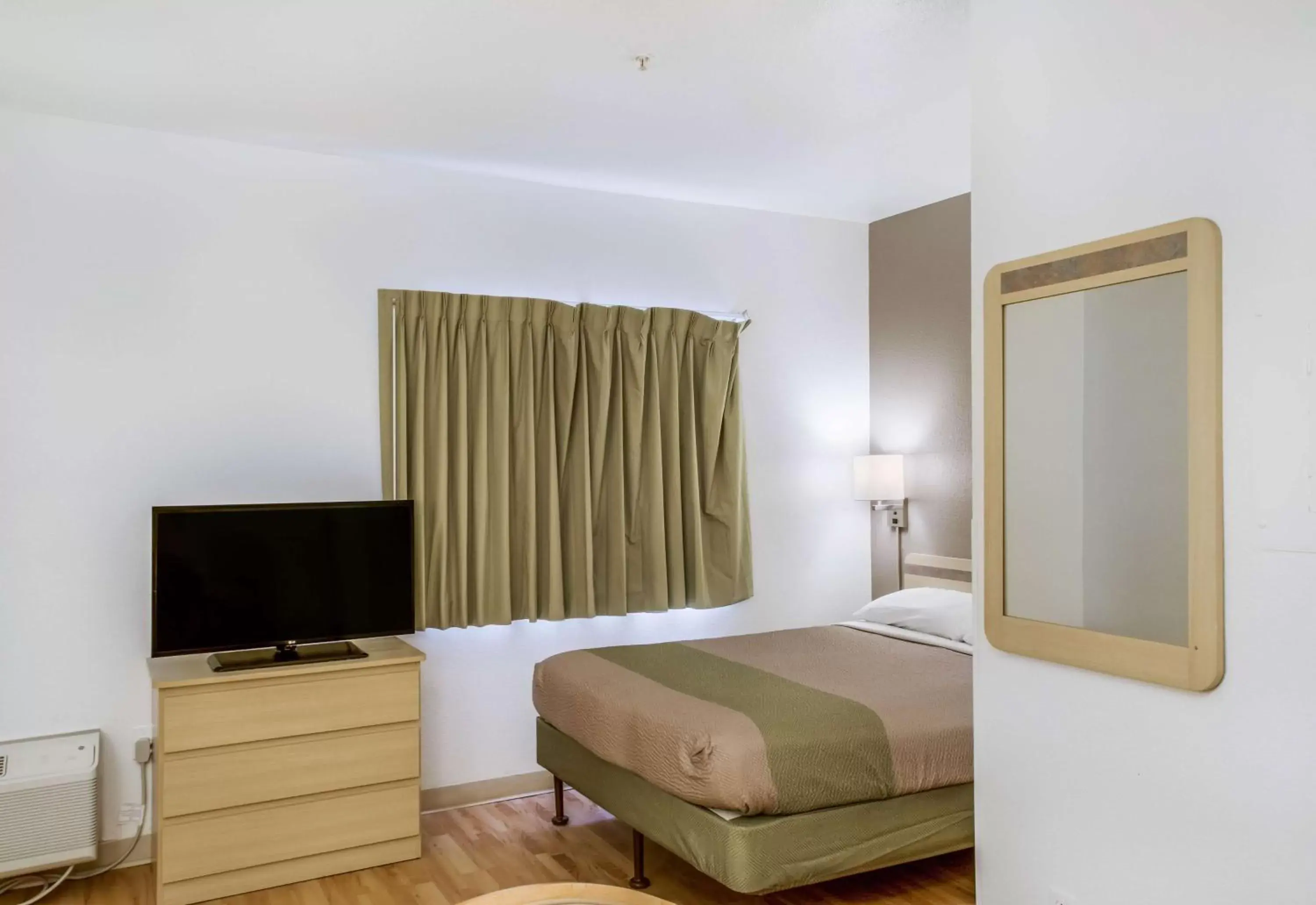 Deluxe Queen Room - single occupancy - Non-Smoking in Motel 6 Fishers, In - Indianapolis Deluxe Queen Room - single occupancy - Non-Smoking in Motel 6 Fishers, In - Indianapolis