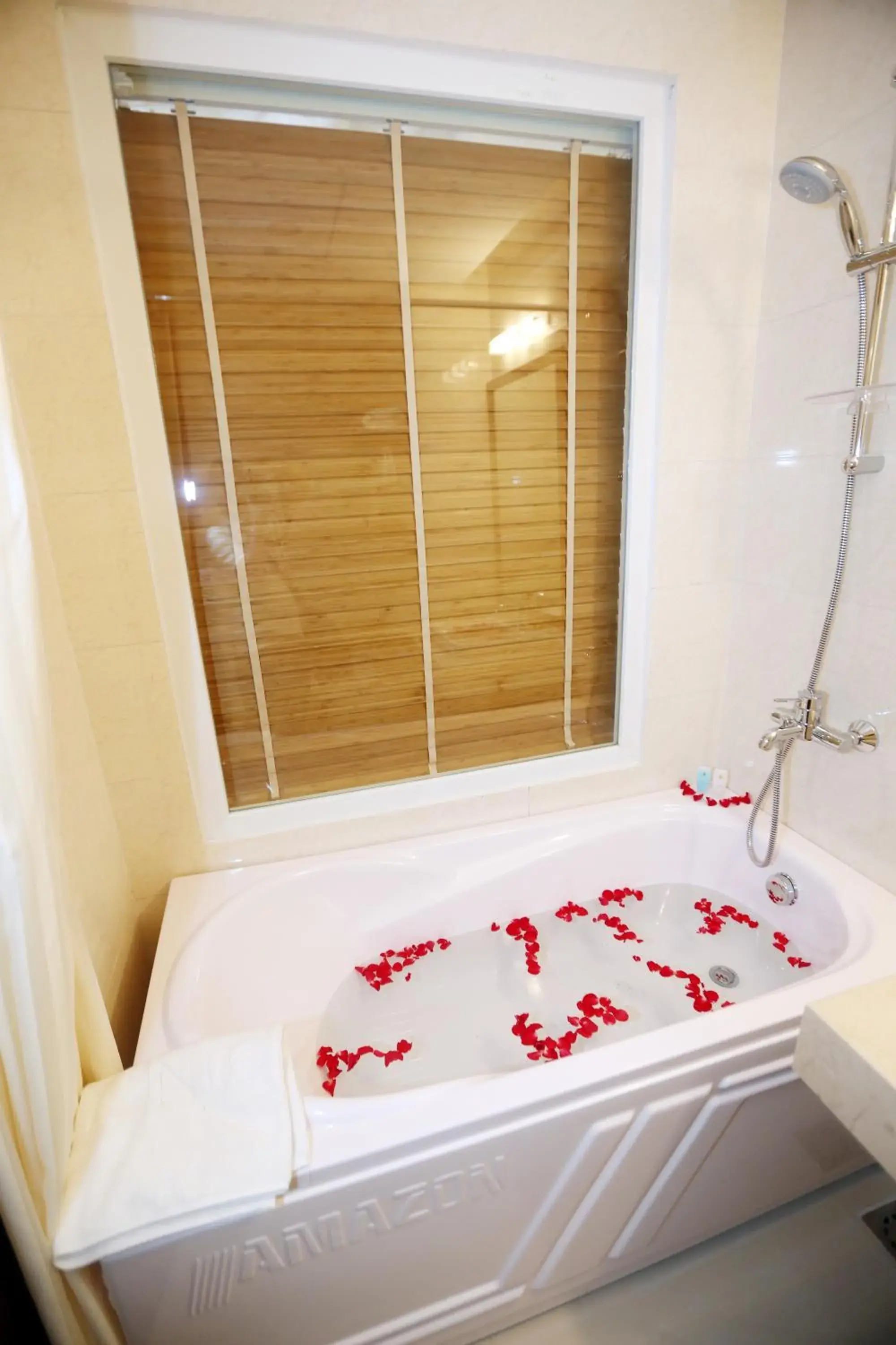 Junior Suite with City View - single occupancy in Lenid Hotel Tho Nhuom Junior Suite with City View - single occupancy in Lenid Hotel Tho Nhuom