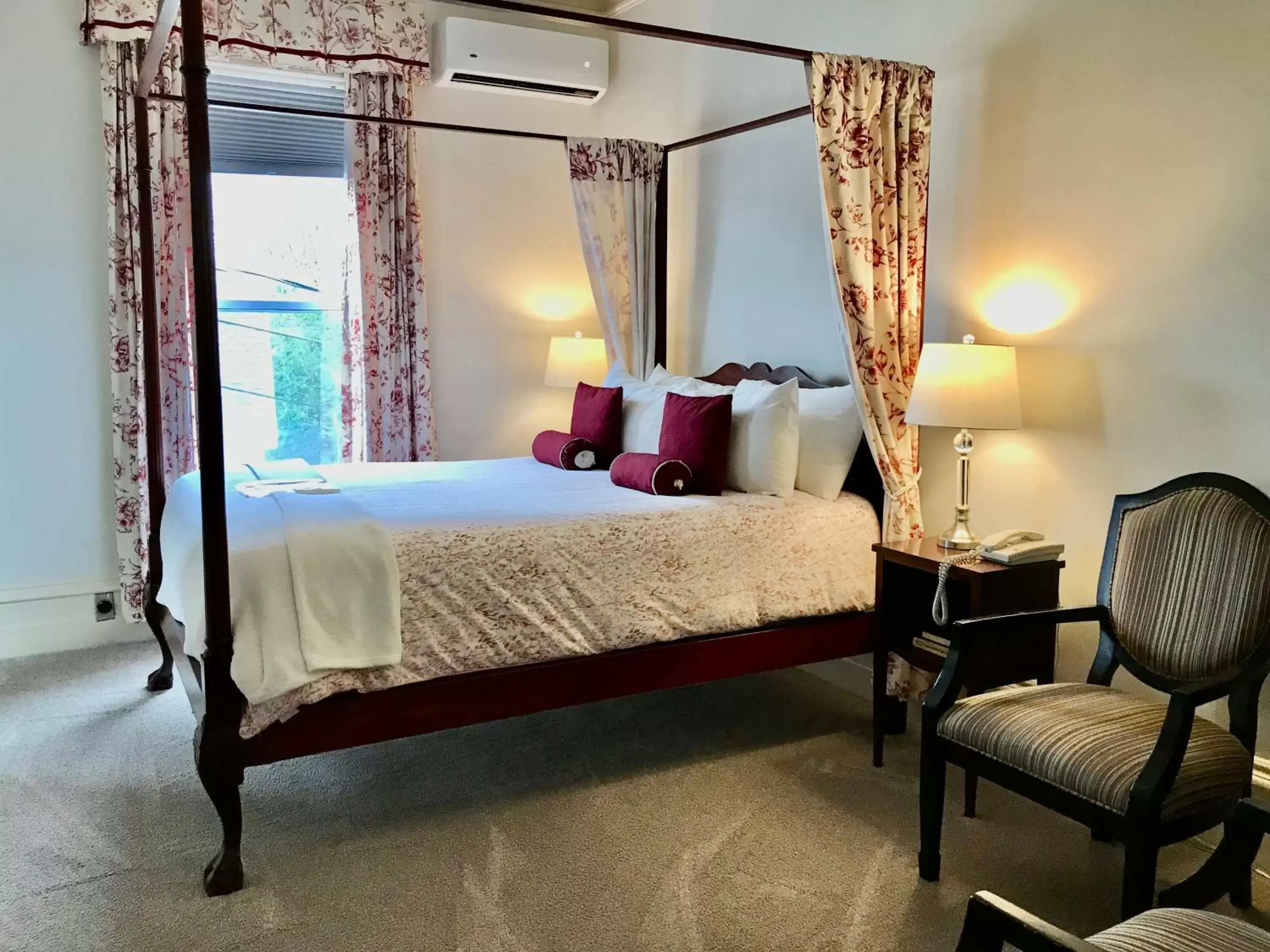 Standard Queen Room in Tattingstone Inn Standard Queen Room in Tattingstone Inn