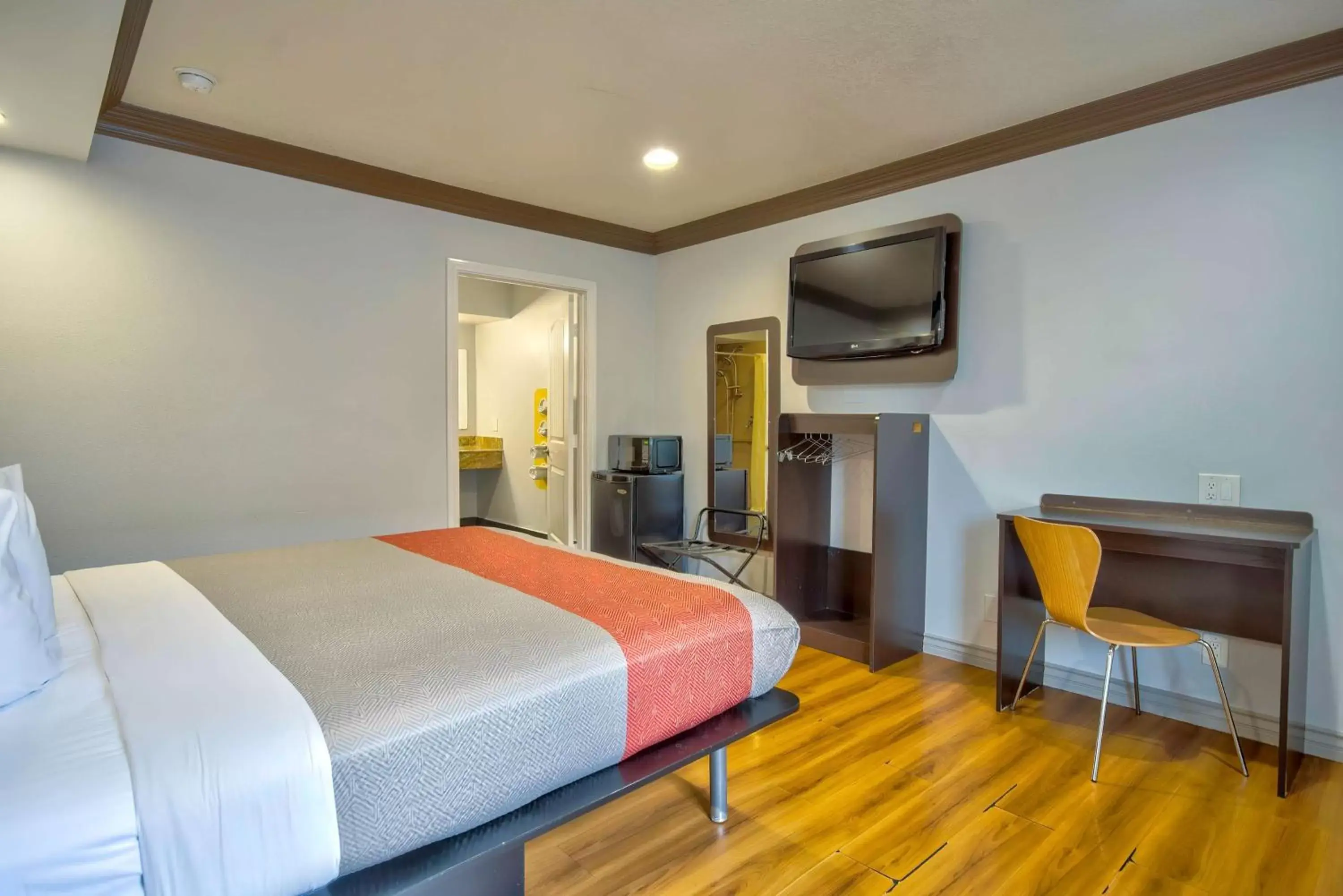 King Room with Roll-in Shower - Disability Access - Non-Smoking in Motel 6 Gardena King Room with Roll-in Shower - Disability Access - Non-Smoking in Motel 6 Gardena