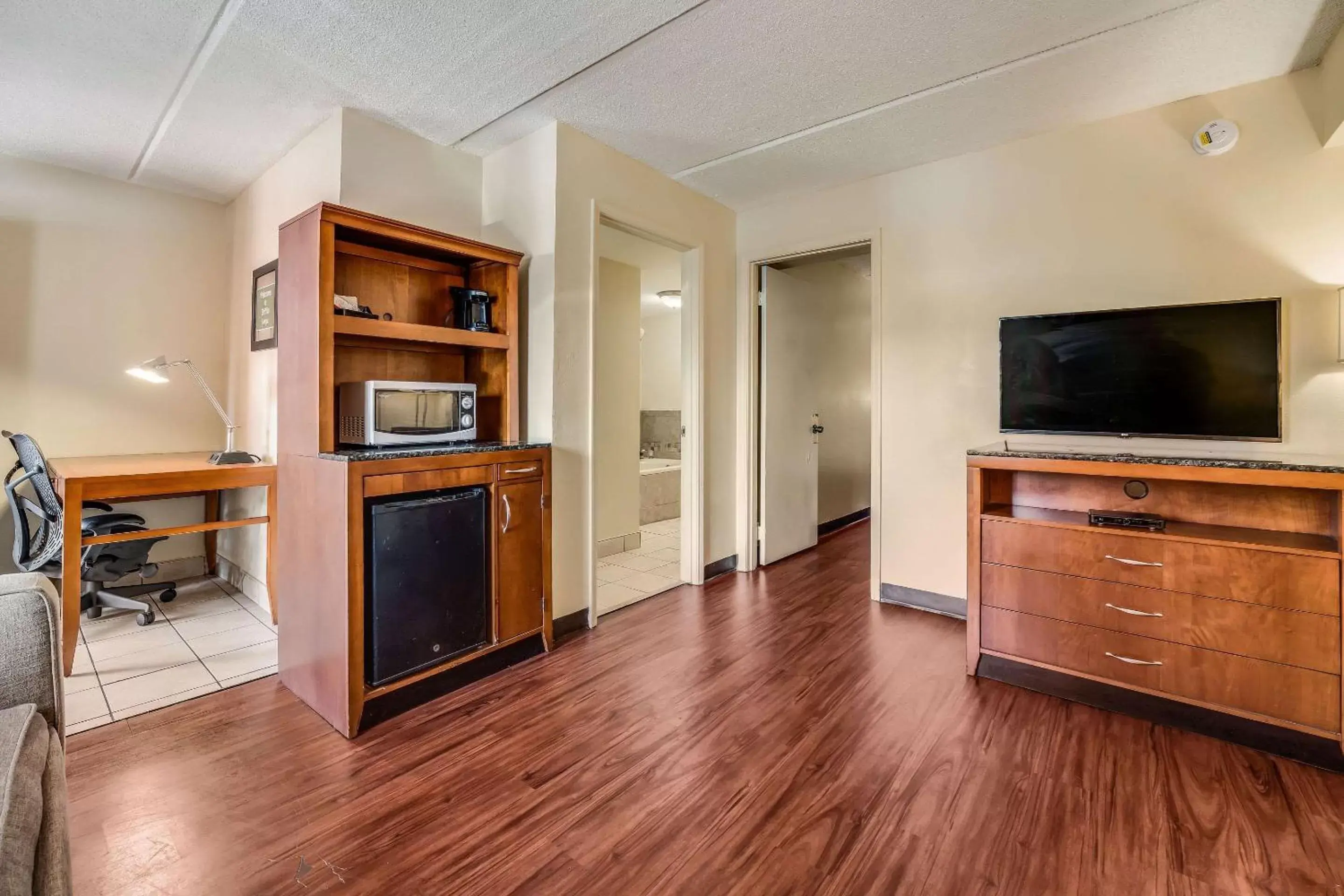 King Suite with Sofa Bed - Non-Smoking in Econo Lodge Inn & Suites - Griffin King Suite with Sofa Bed - Non-Smoking in Econo Lodge Inn & Suites - Griffin