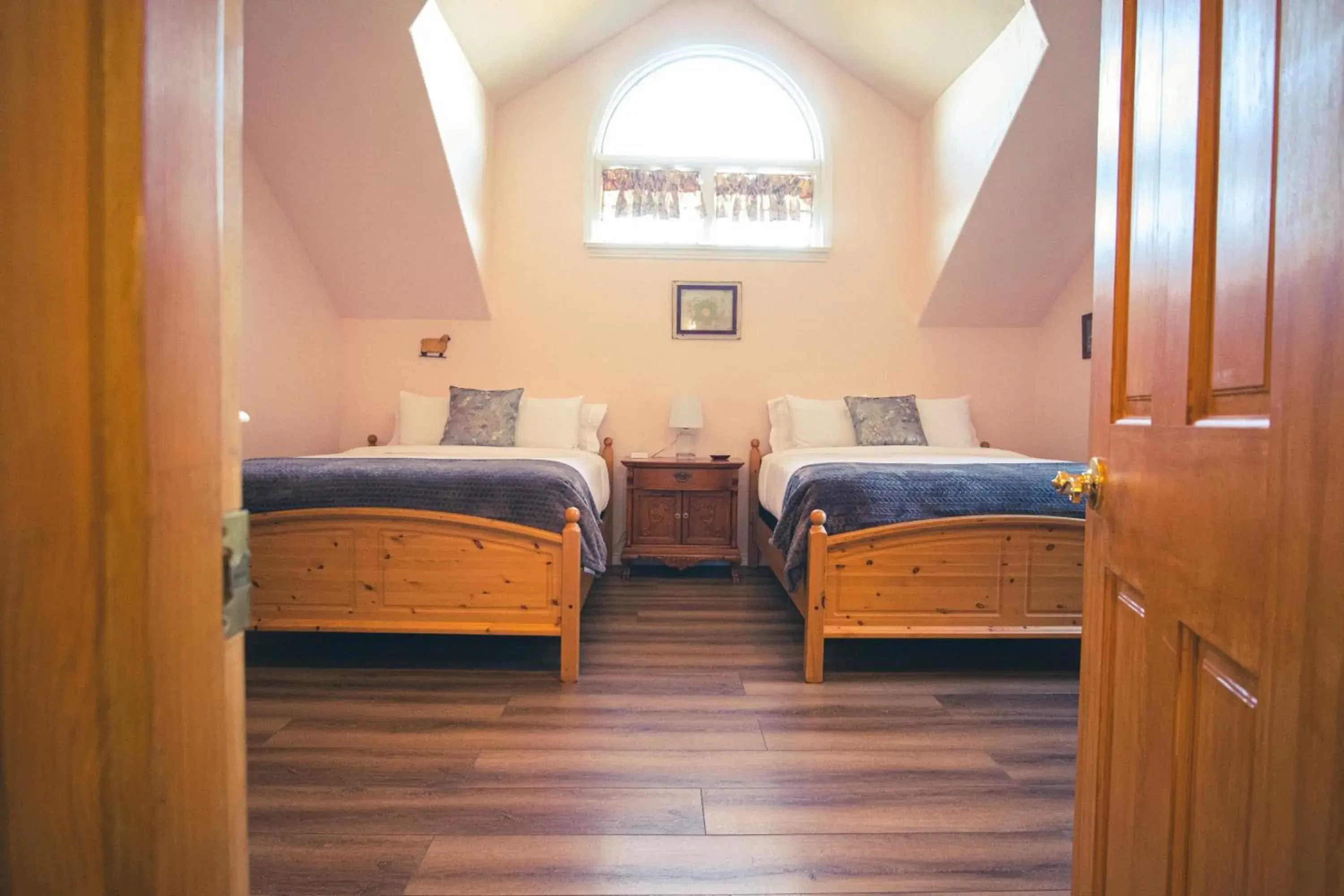 Queen Room with Two Queen Beds in Tucker Peak Lodge Queen Room with Two Queen Beds in Tucker Peak Lodge
