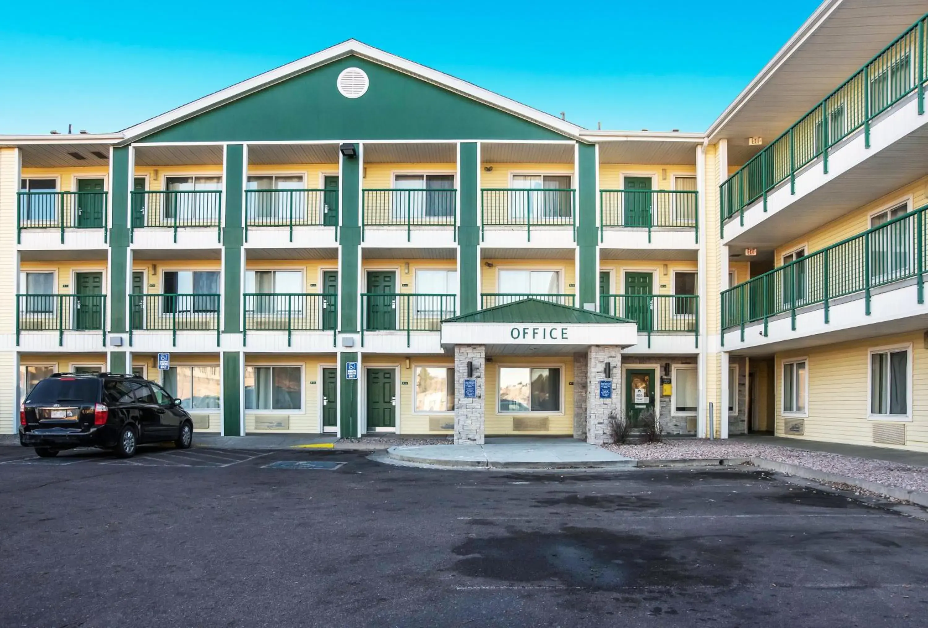 HomeTowne Studios by Red Roof Colorado Springs - Airport HomeTowne Studios by Red Roof Colorado Springs - Airport