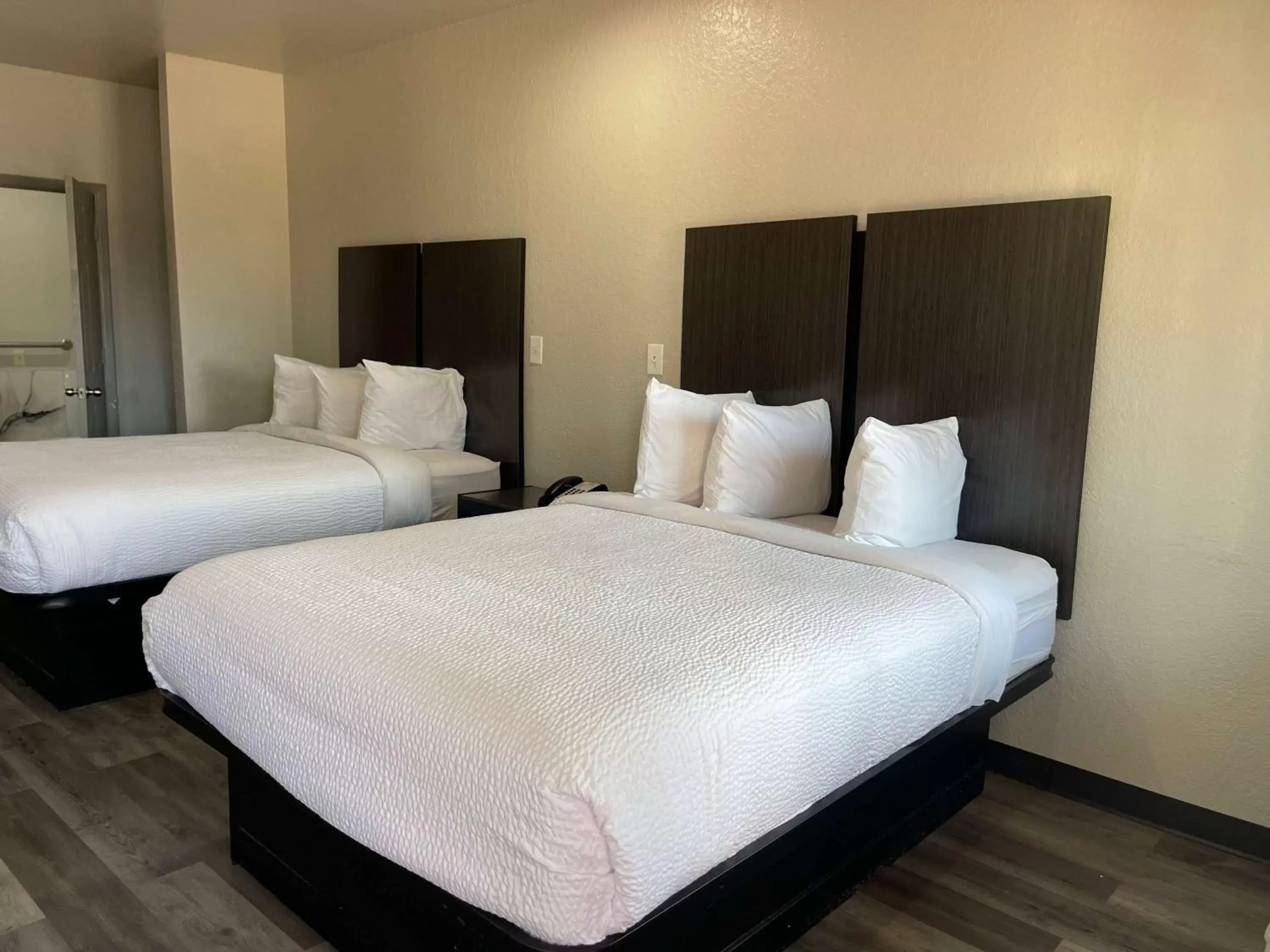 Deluxe Studio Suite with Two King Beds - Non-Smoking in Days Inn by Wyndham Dickinson TX Deluxe Studio Suite with Two King Beds - Non-Smoking in Days Inn by Wyndham Dickinson TX