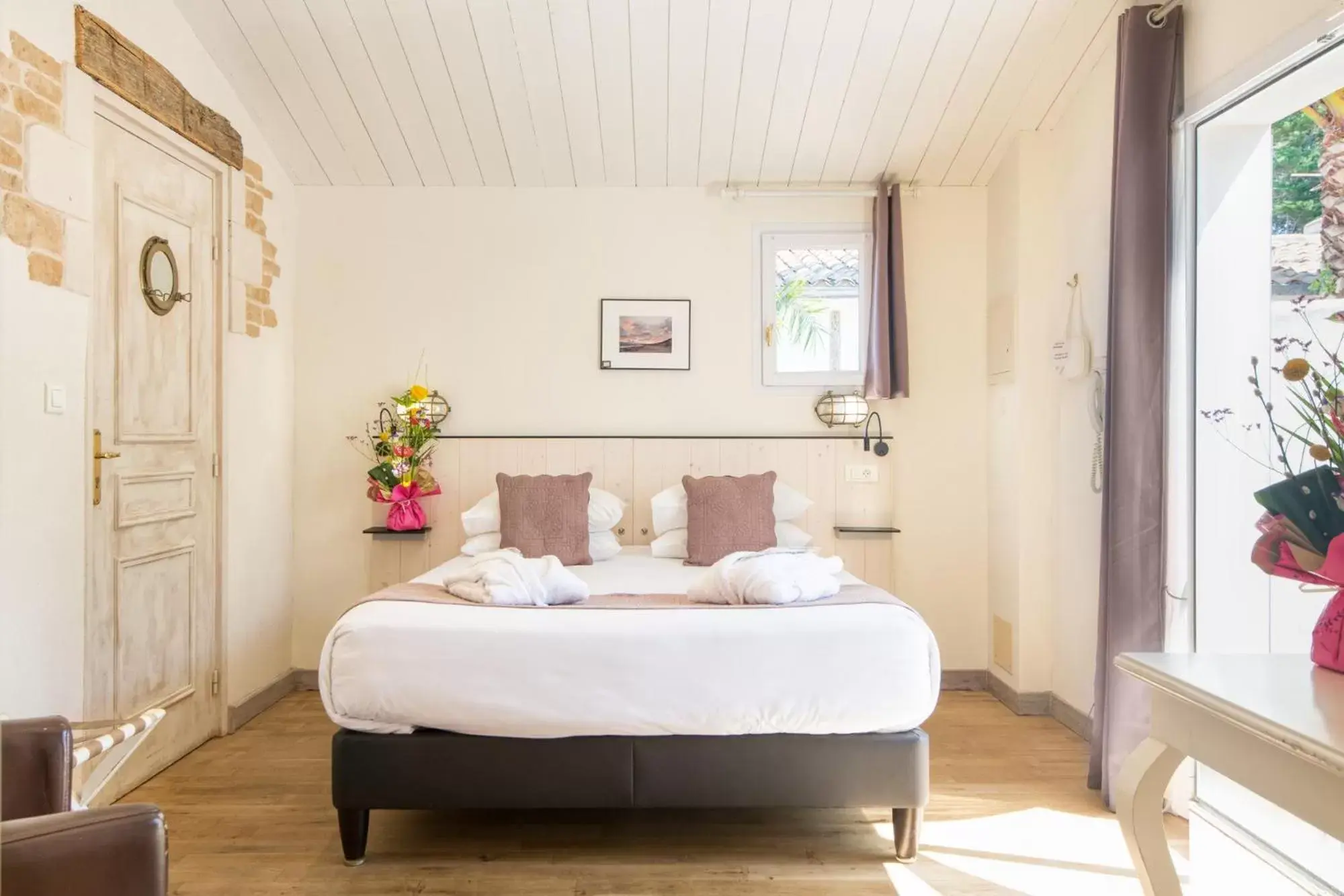 Elegance Chambre Double - Acces au spa offert (1 heure) in Hôtel Restaurant & Spa Plaisir Elegance Chambre Double - Acces au spa offert (1 heure) in Hôtel Restaurant & Spa Plaisir