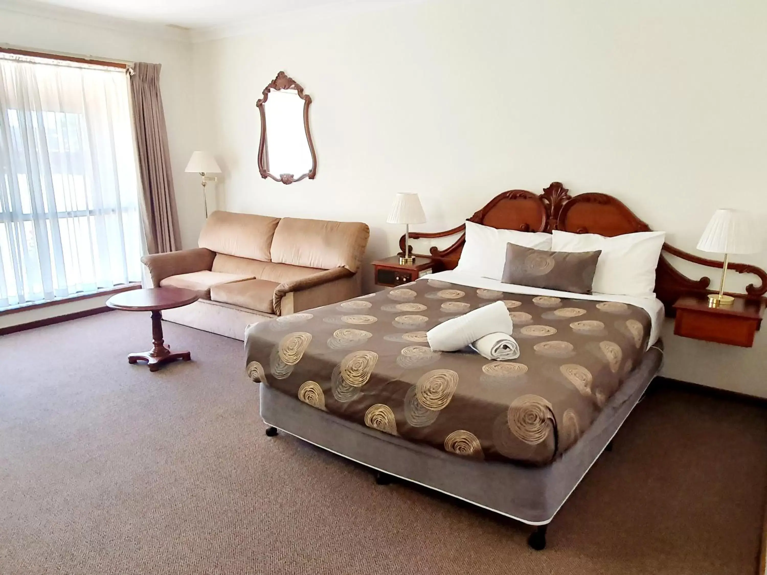 Queen Room with Spa Bath in Golden Grain Motor Inn Queen Room with Spa Bath in Golden Grain Motor Inn