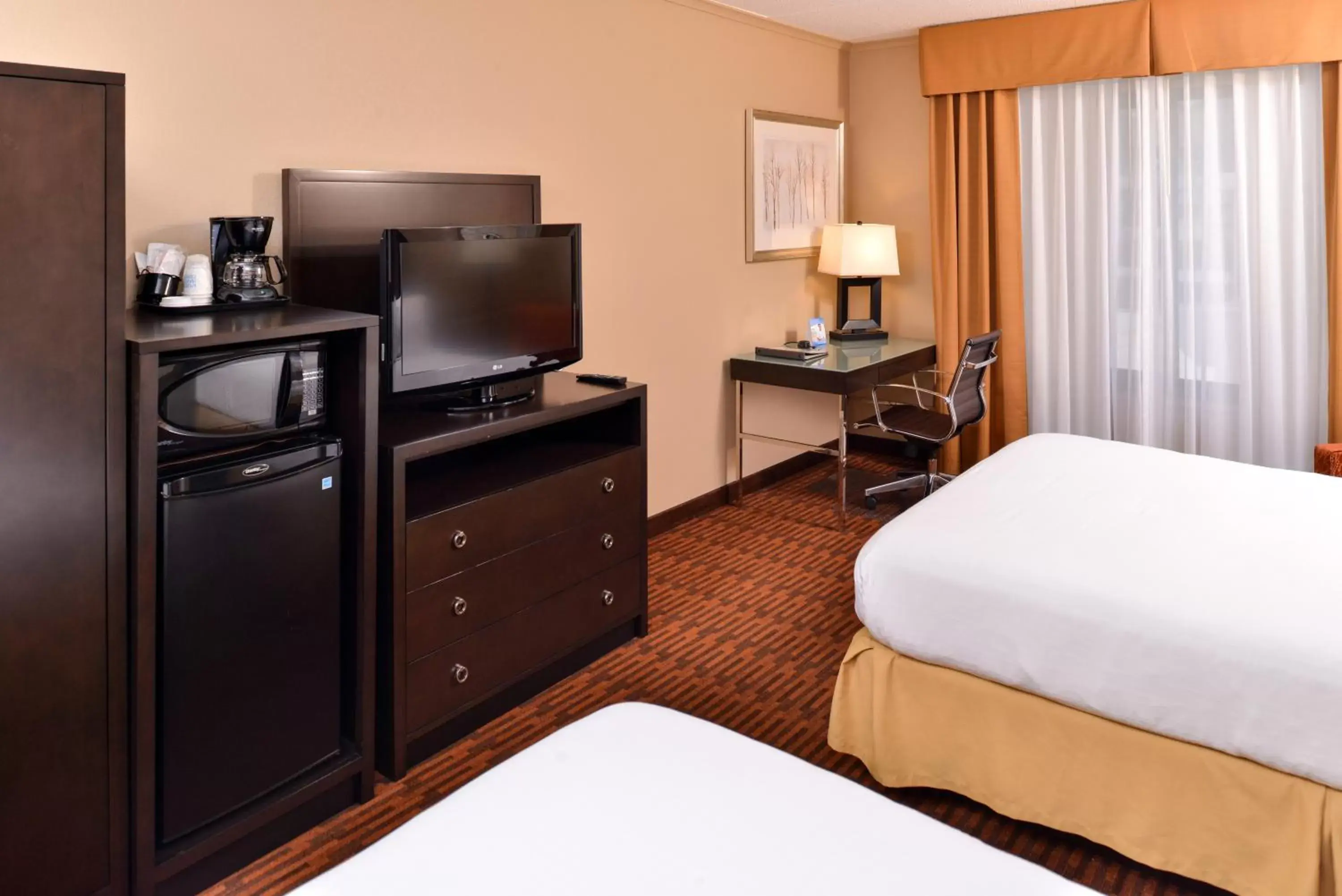 Standard Room with Two Queen Beds in Holiday Inn Express Breezewood by IHG Standard Room with Two Queen Beds in Holiday Inn Express Breezewood by IHG