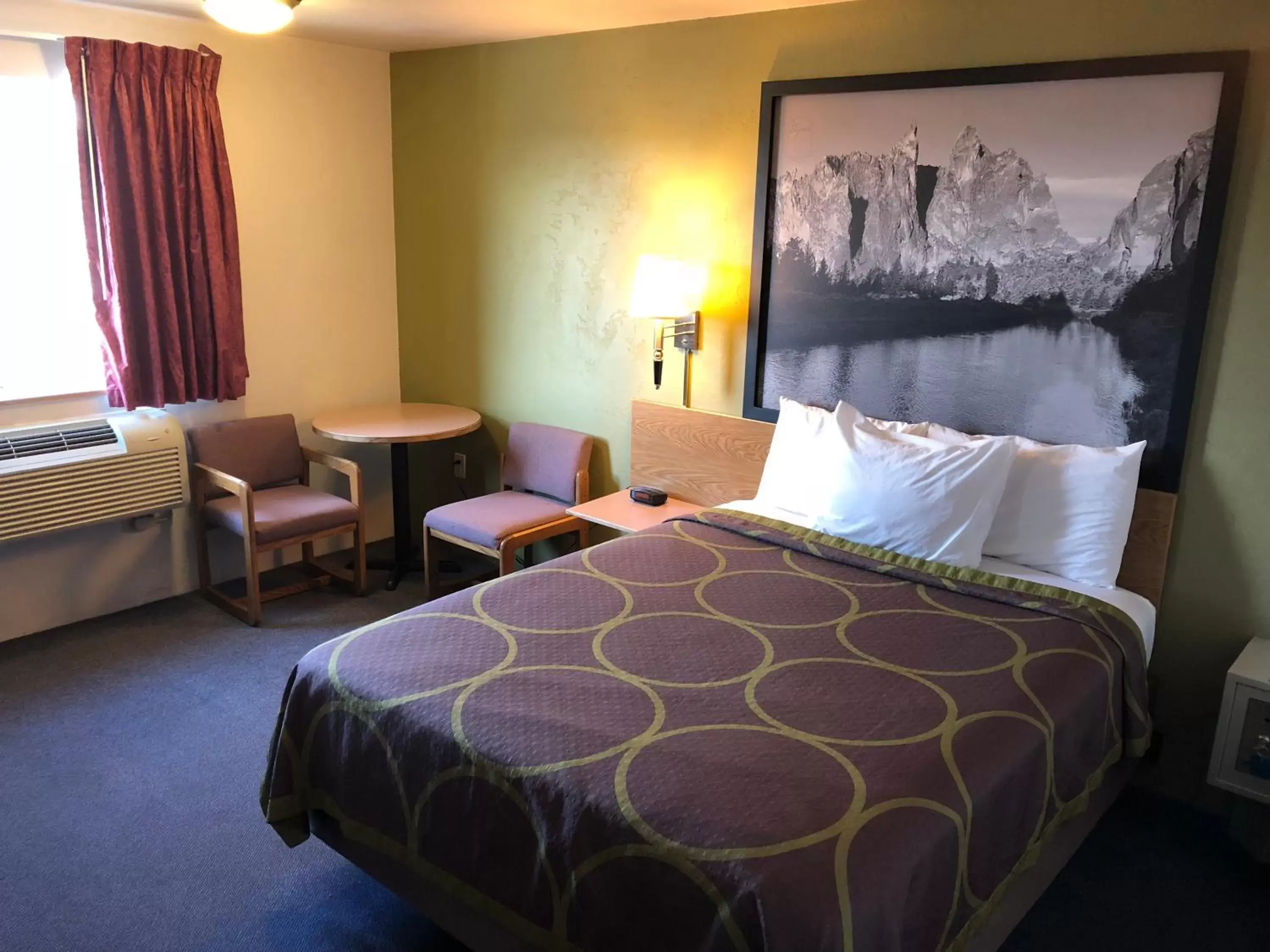 Queen Room - Non-Smoking in Super 8 by Wyndham Redmond Queen Room - Non-Smoking in Super 8 by Wyndham Redmond