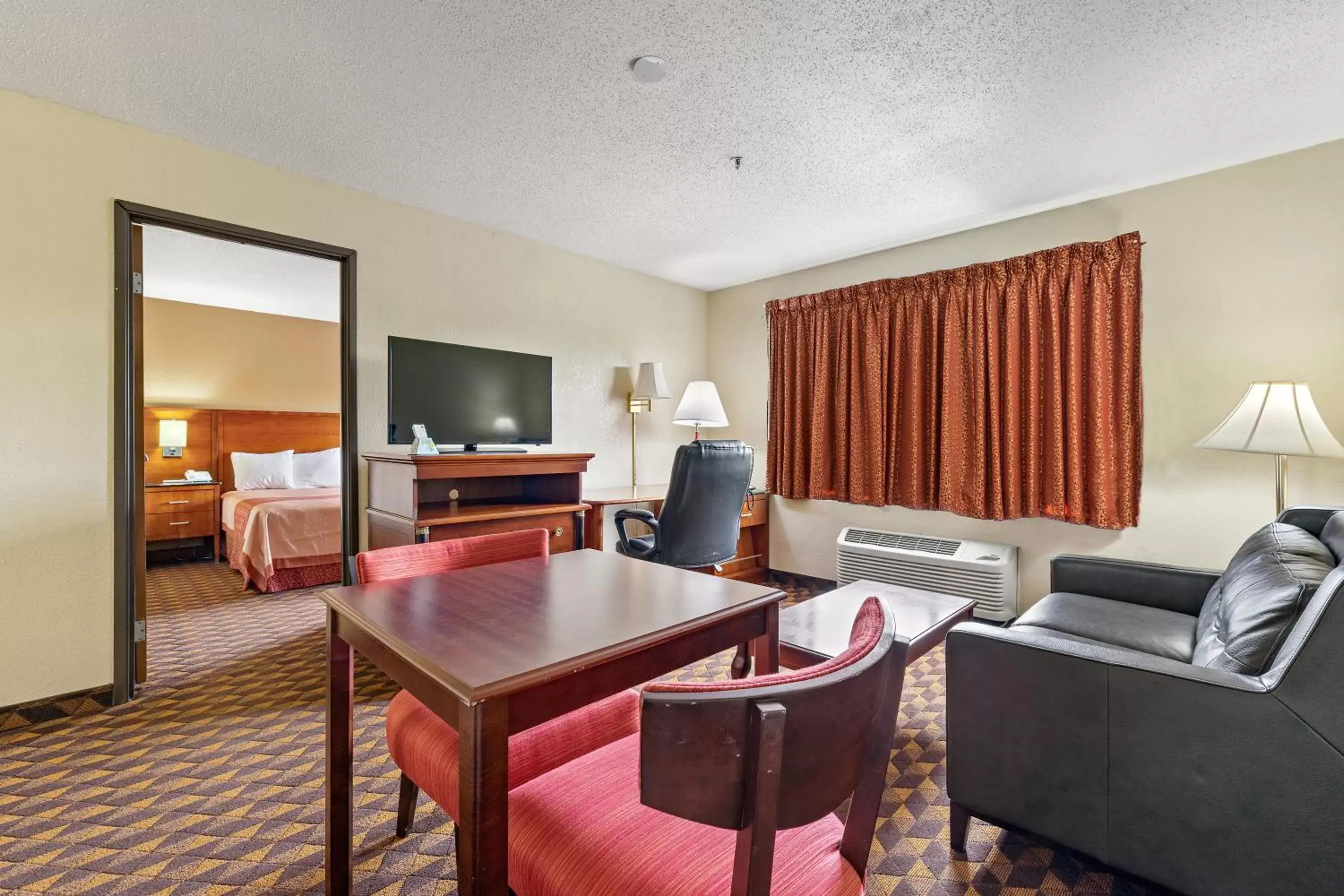 King Room with Spa Bath - Non-Smoking in Geneva Motel King Room with Spa Bath - Non-Smoking in Geneva Motel